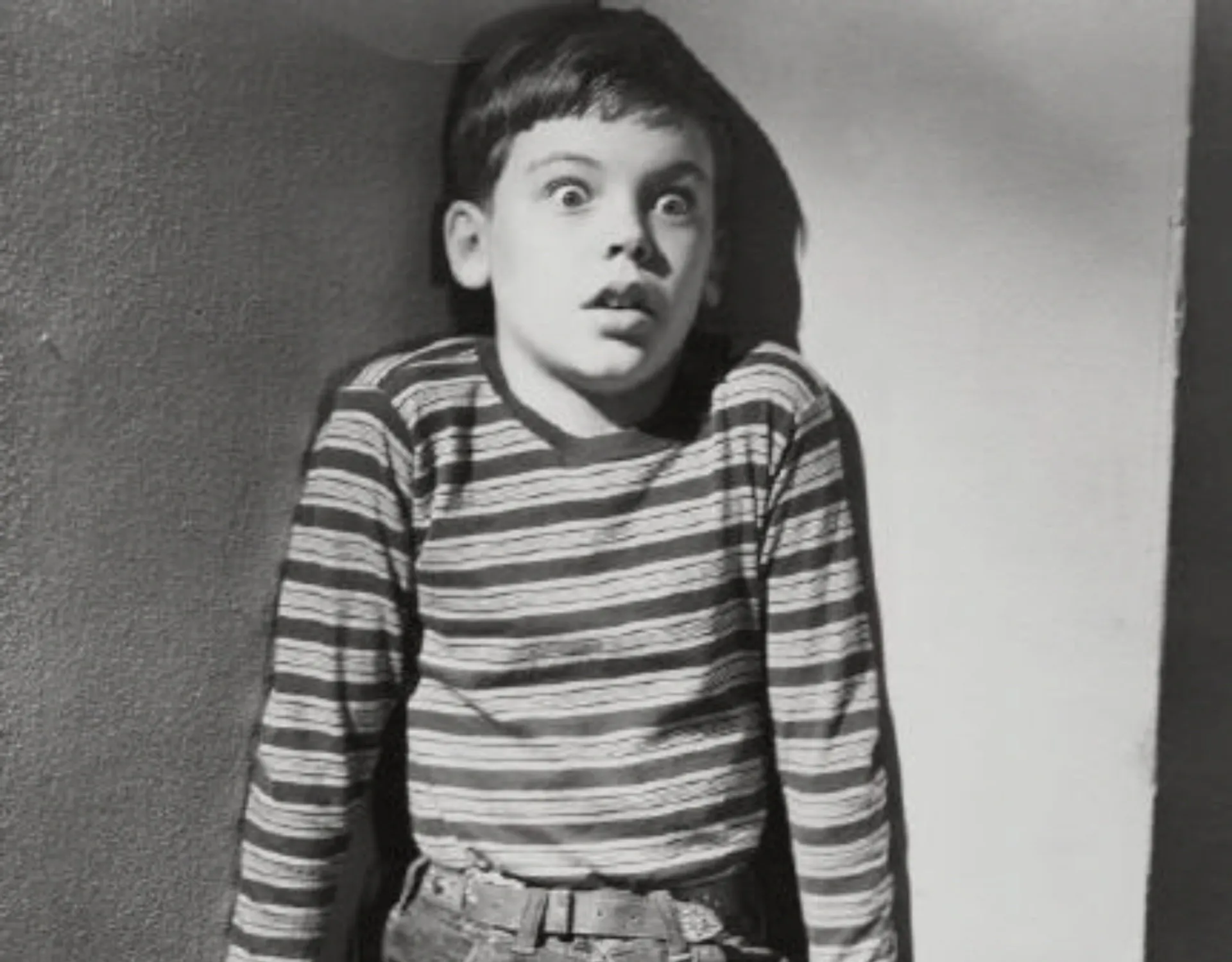 Uma foto mais antiga de Bobby Driscoll, já longe dos holofotes e com uma aparência abatida.