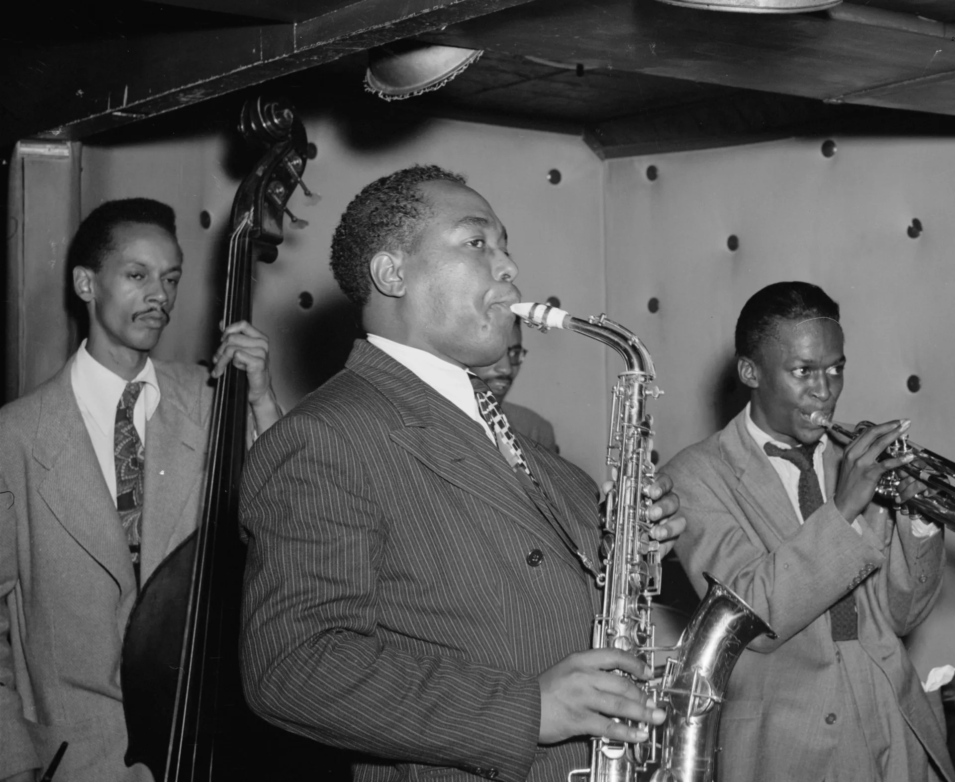 Charlie Parker em um retrato, com uma expressão que revela a intensidade de sua vida e arte.