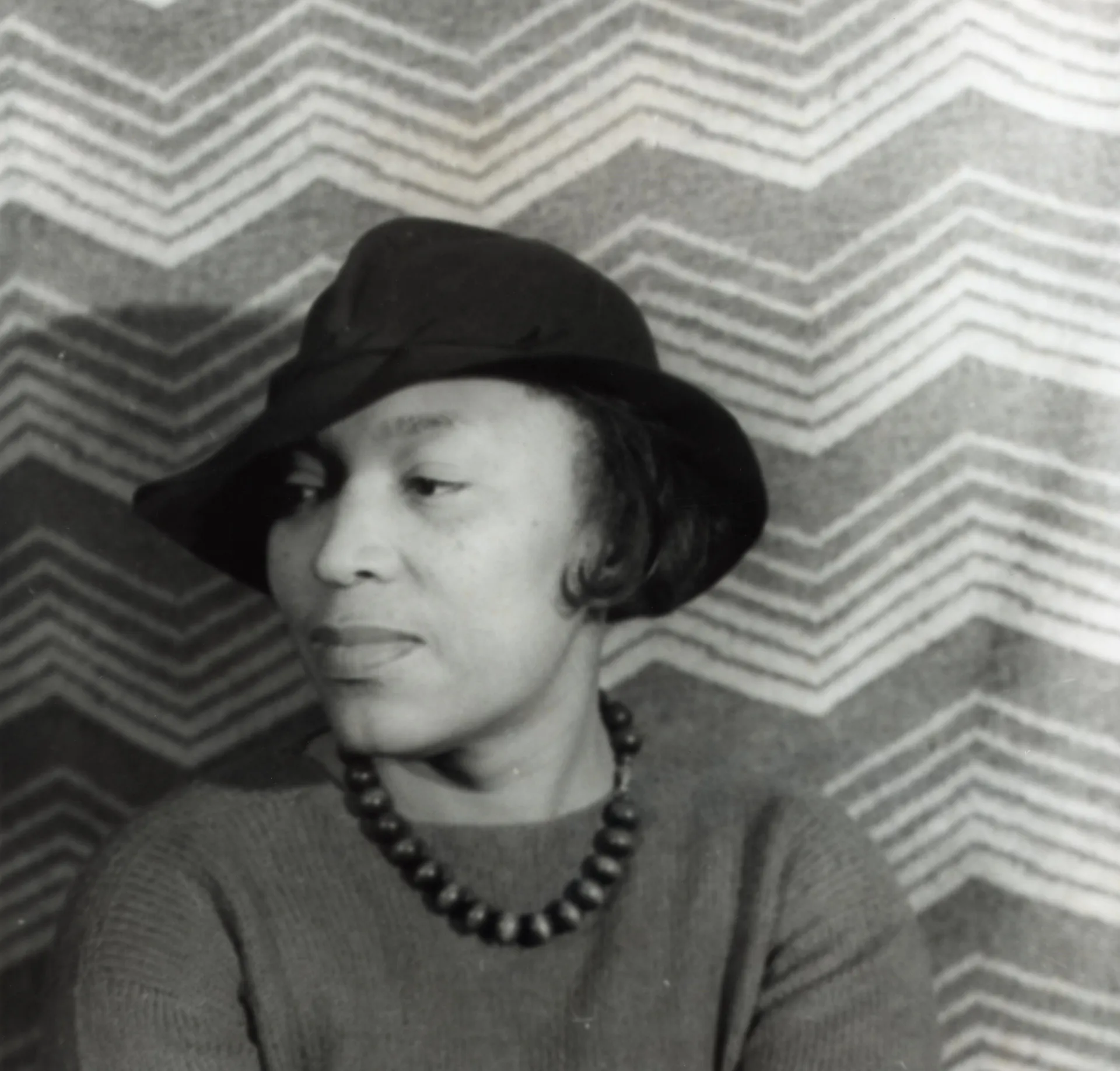 A escritora e antropóloga Zora Neale Hurston, uma figura central do Renascimento do Harlem.