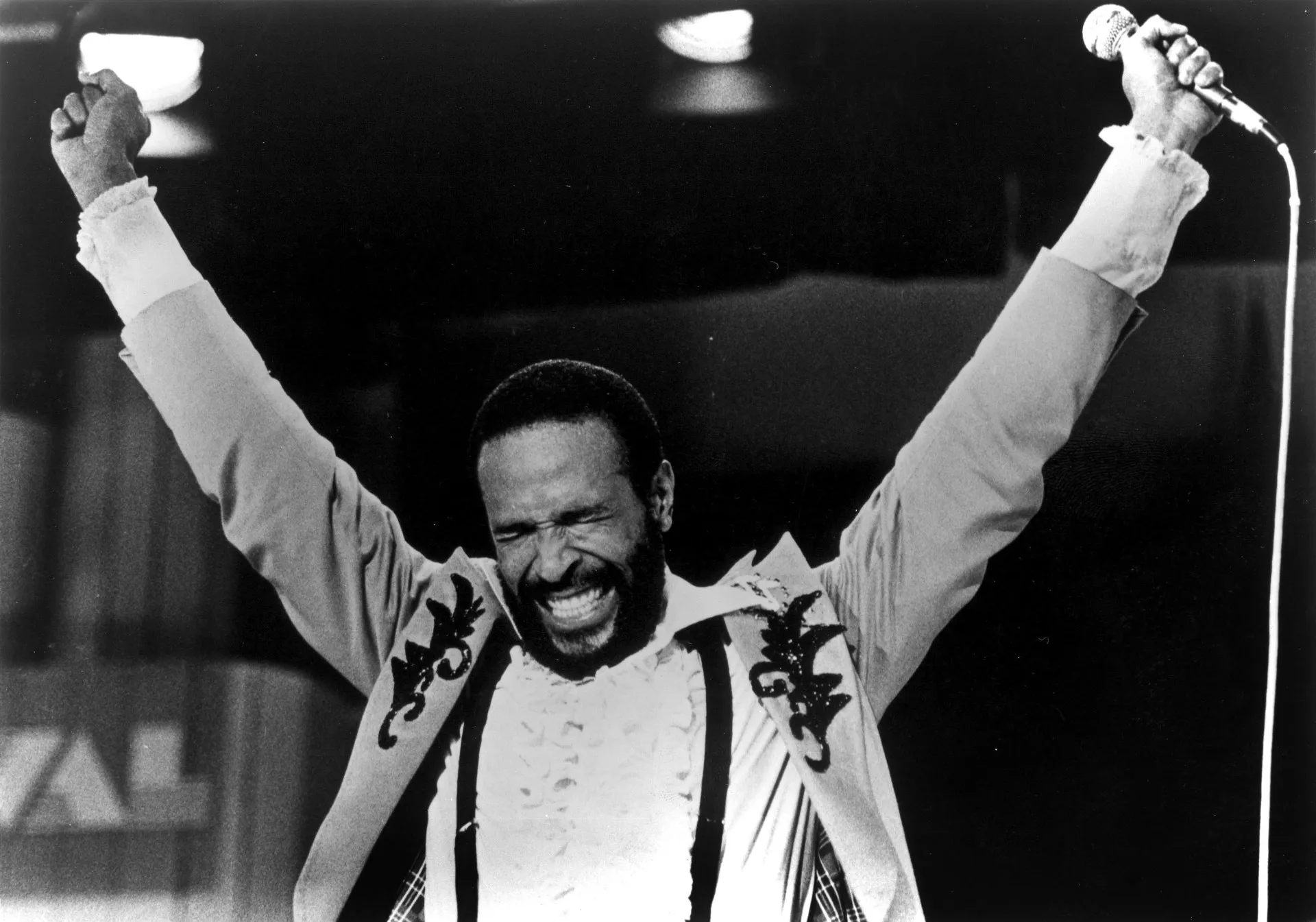O cantor Marvin Gaye em uma performance, com seu carisma e estilo inconfundíveis.