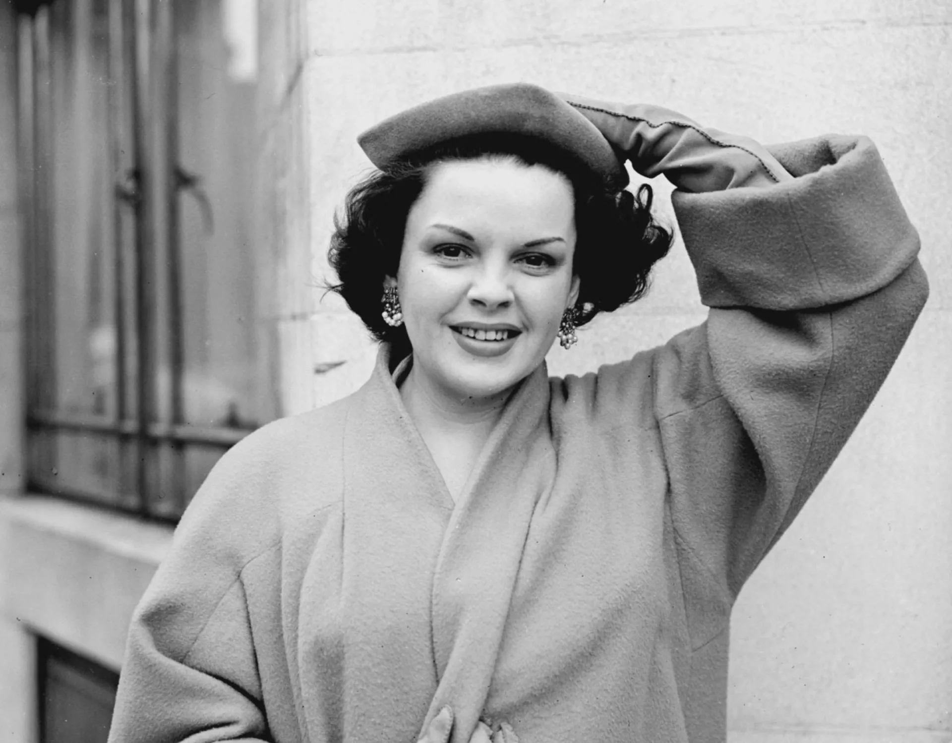Judy Garland em uma performance, visivelmente mais magra e com uma expressão de sofrimento.