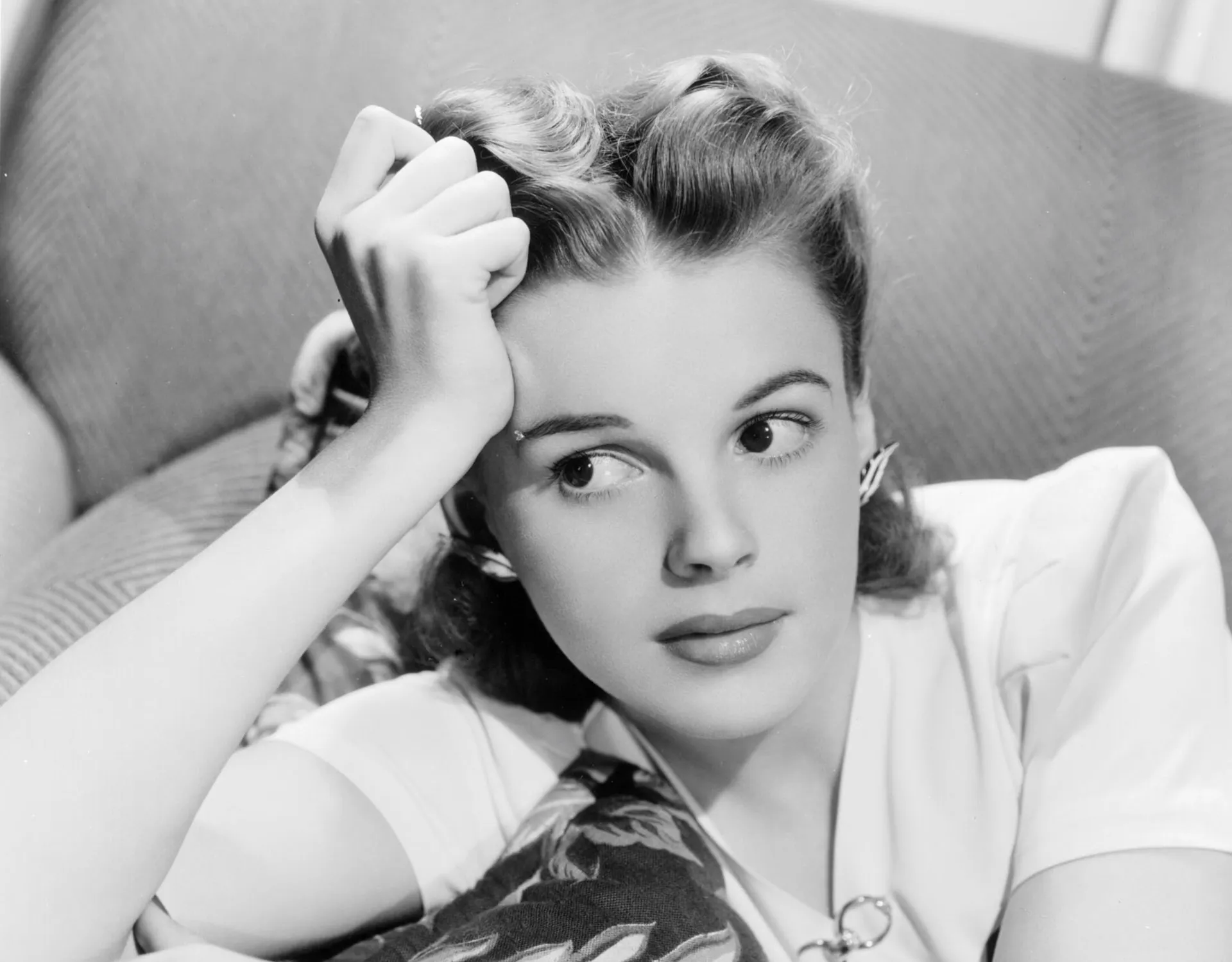 A atriz e cantora Judy Garland em um retrato clássico, com seu olhar expressivo.