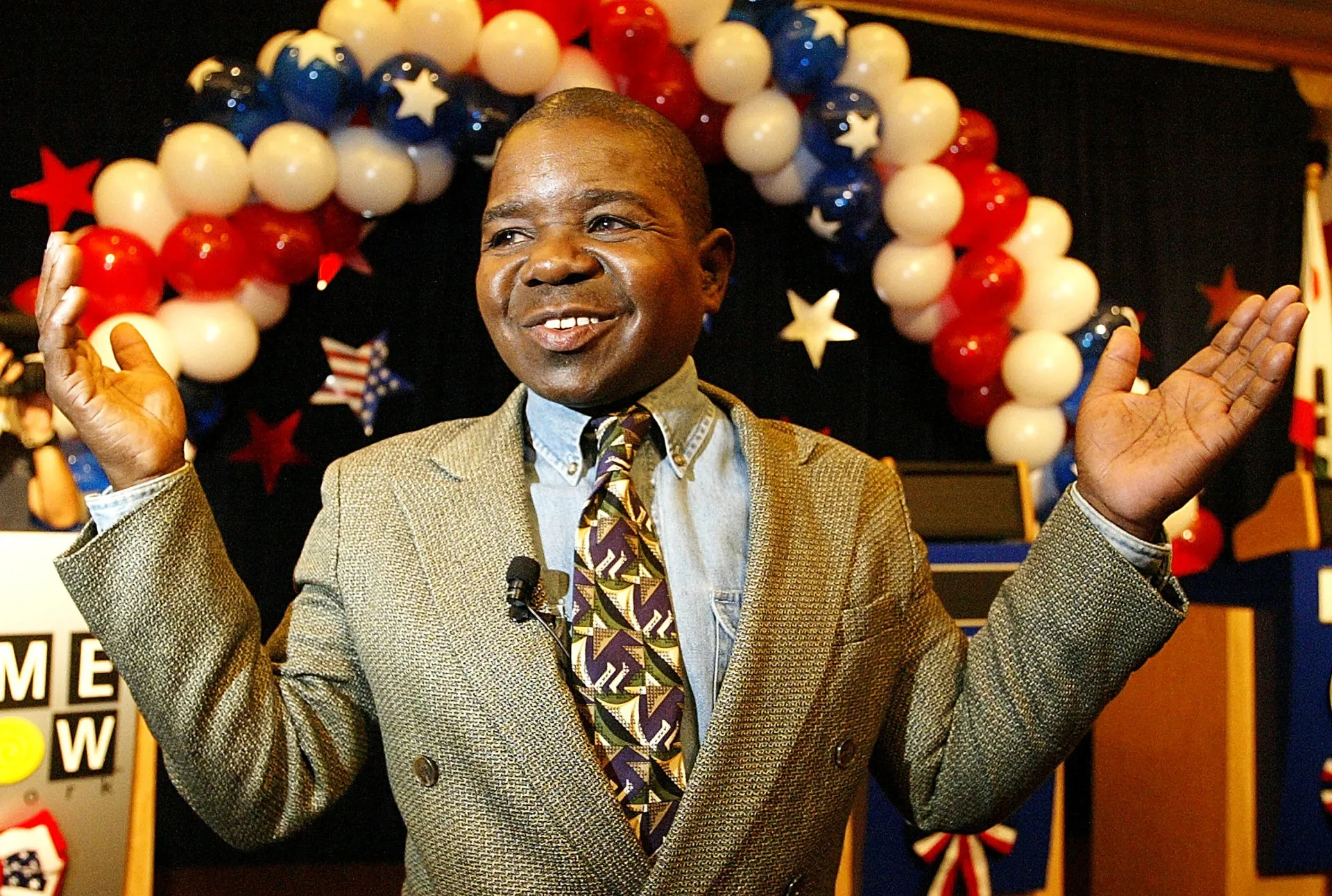 Gary Coleman em seus anos adultos, com uma aparência mais séria e cansada.