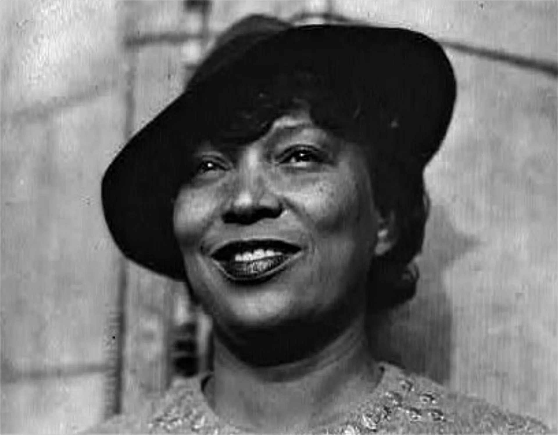 Zora Neale Hurston em uma foto de campo durante seu trabalho como antropóloga.