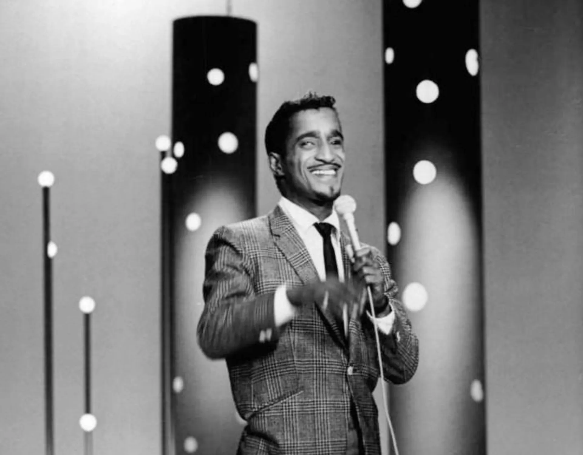 Sammy Davis Jr. em uma foto mais formal, mostrando seu lado elegante e sofisticado.