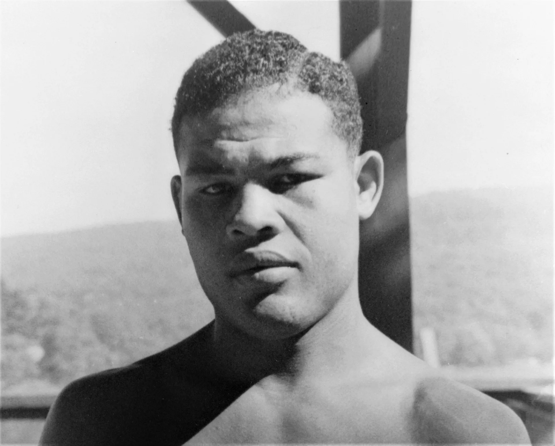 O boxeador Joe Louis, conhecido como 'Bombardeiro de Detroit', em pose de luta.