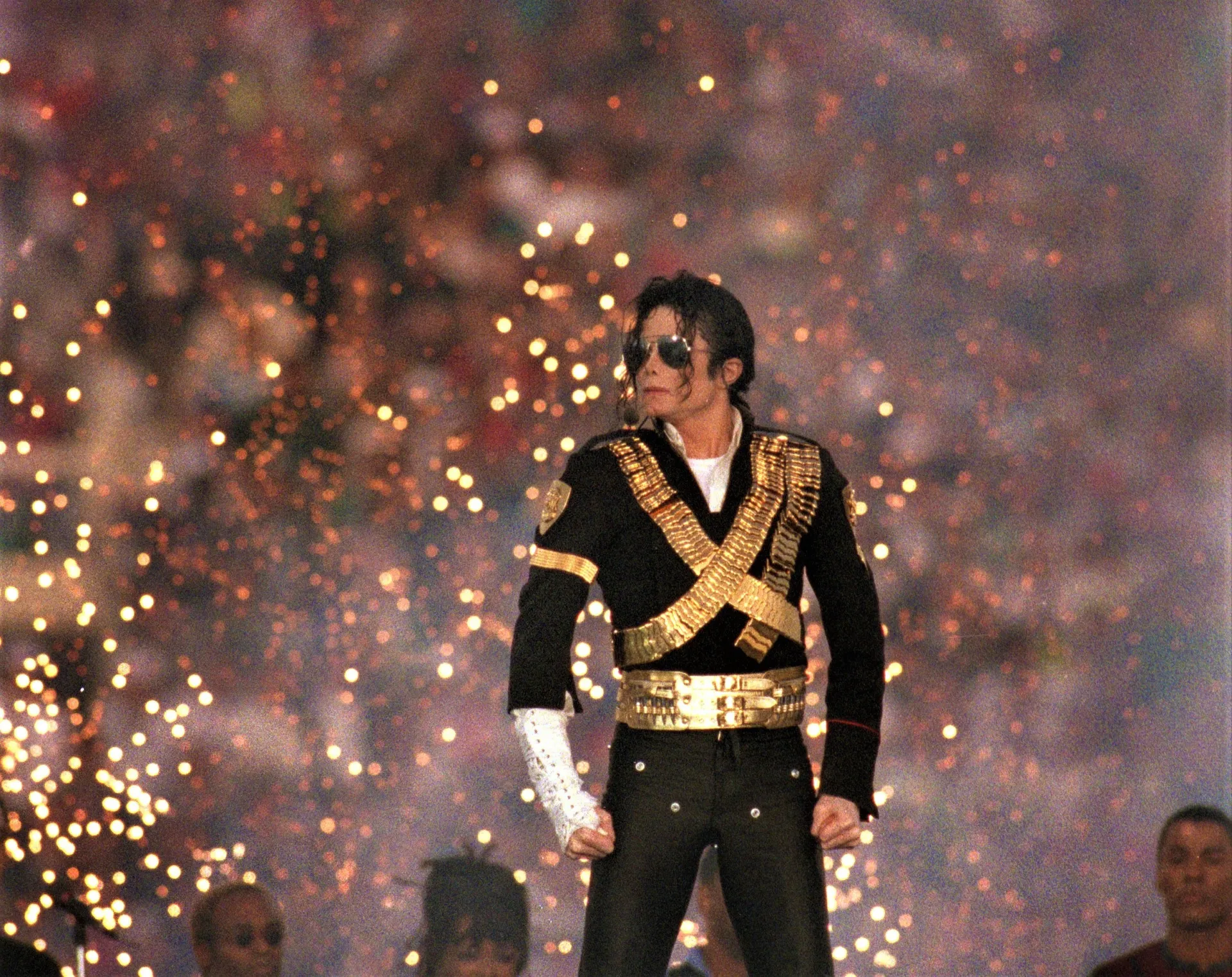 Michael Jackson no palco durante uma de suas performances icônicas.
