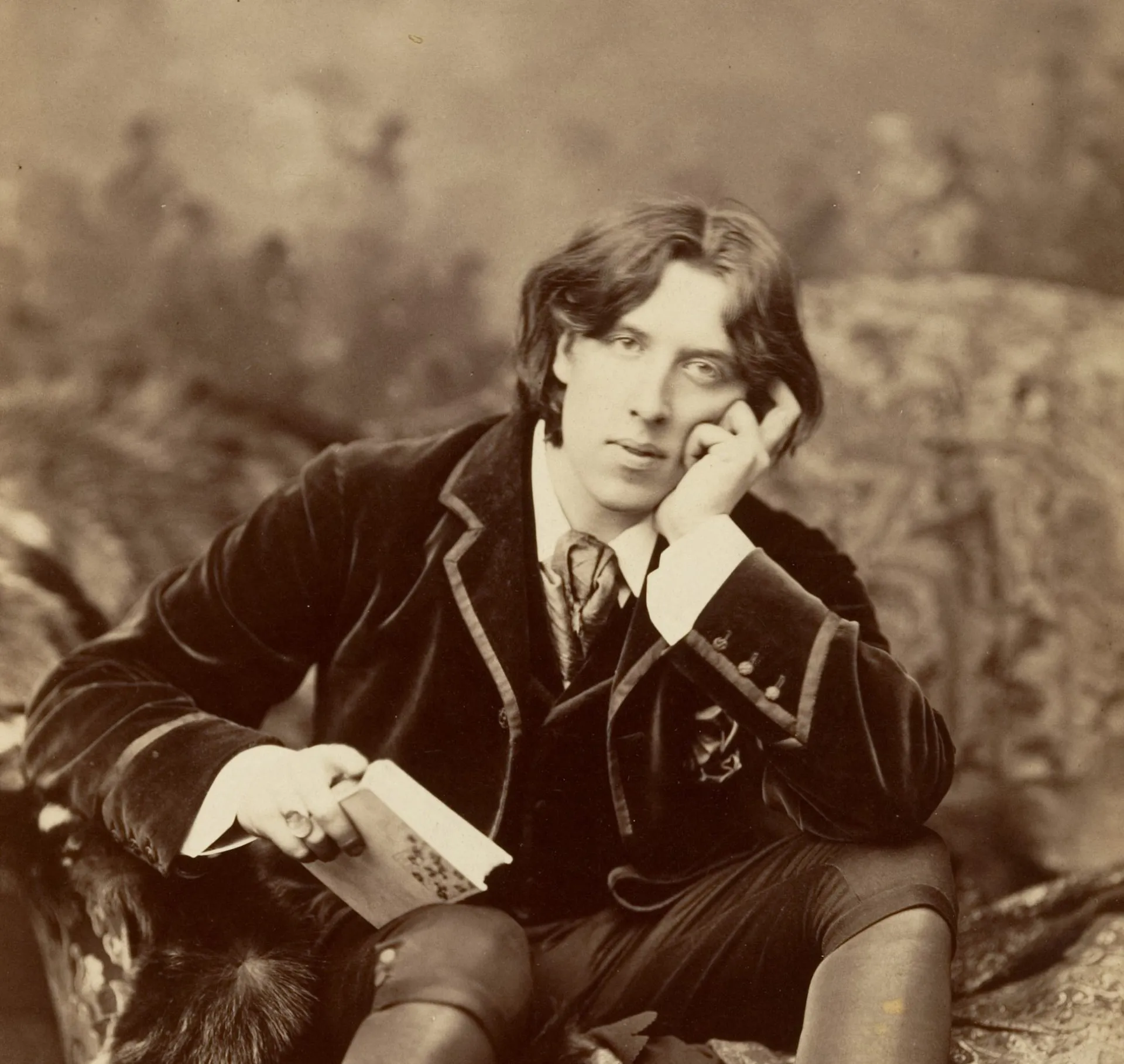 Retrato icônico do escritor irlandês Oscar Wilde, com sua pose elegante e distinta.