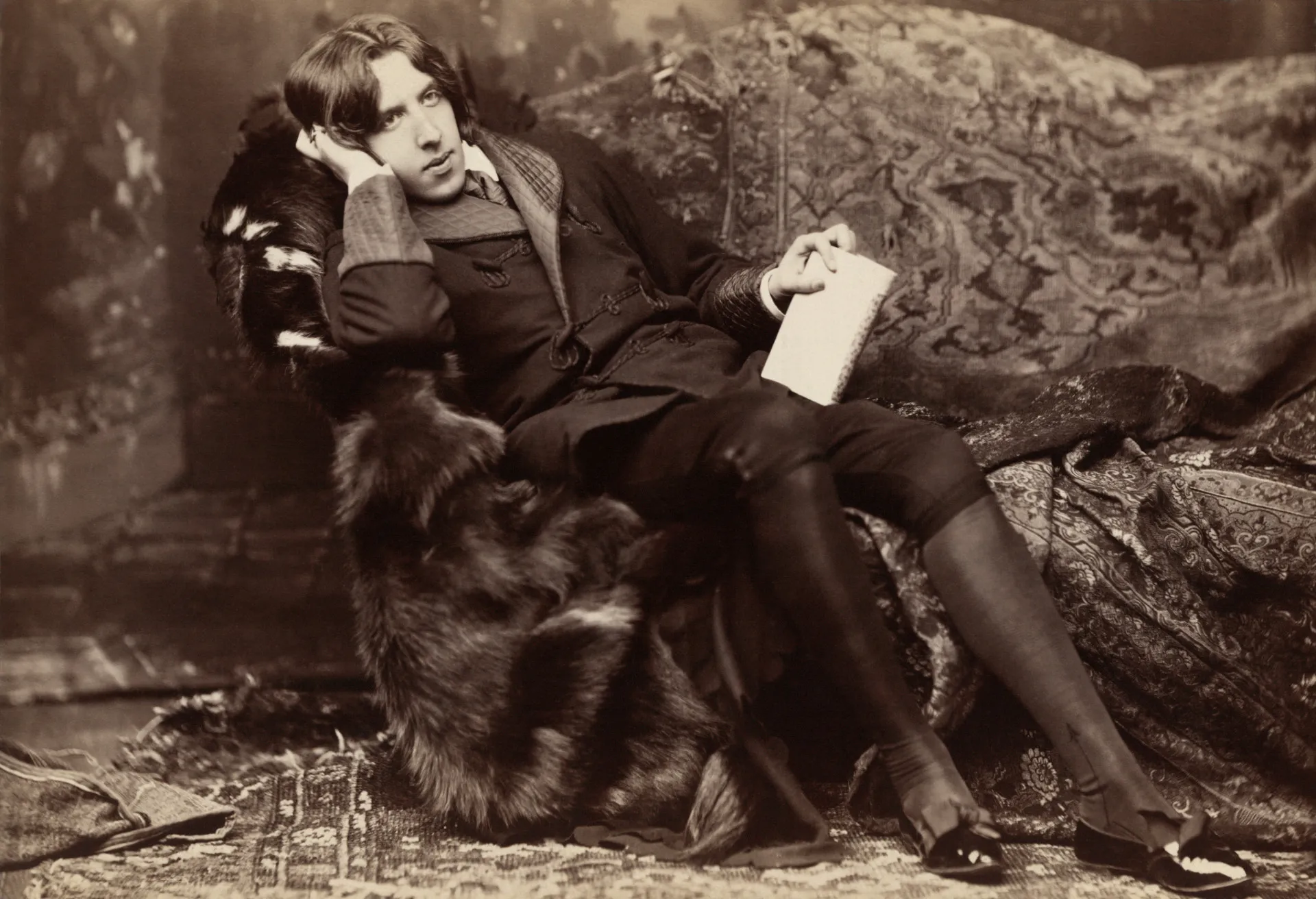 Oscar Wilde em uma foto mais tardia, com uma aparência que denota sofrimento e cansaço.