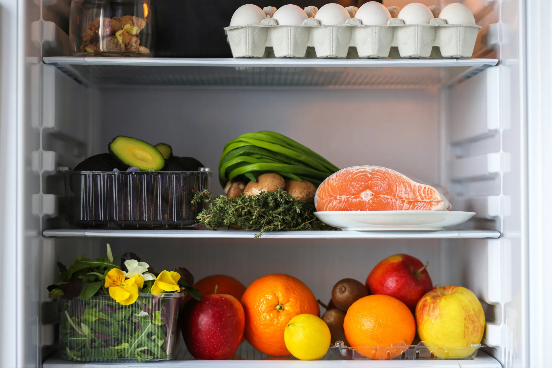Alimentos frescos como frutas e vegetais em uma bancada.