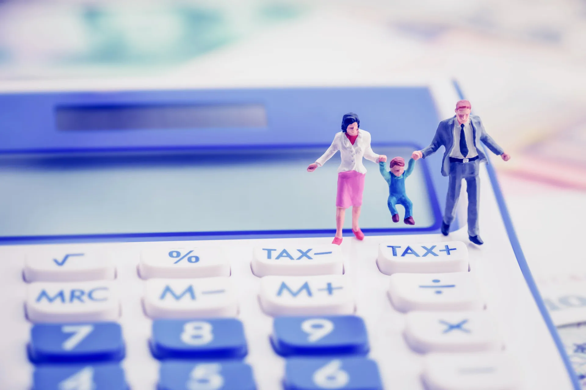 Mão entregando dinheiro para um jovem casal, simbolizando os incentivos financeiros.