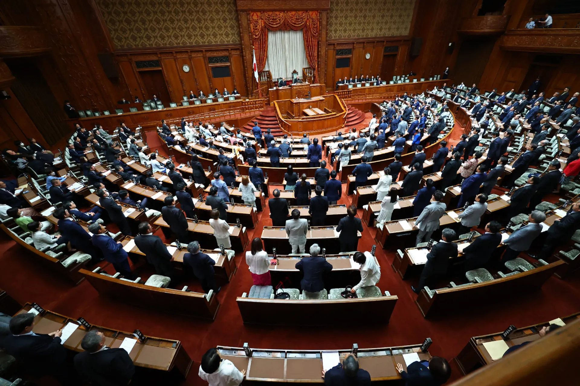 Prédio do governo japonês com um coração sobreposto, simbolizando a intervenção na vida amorosa.