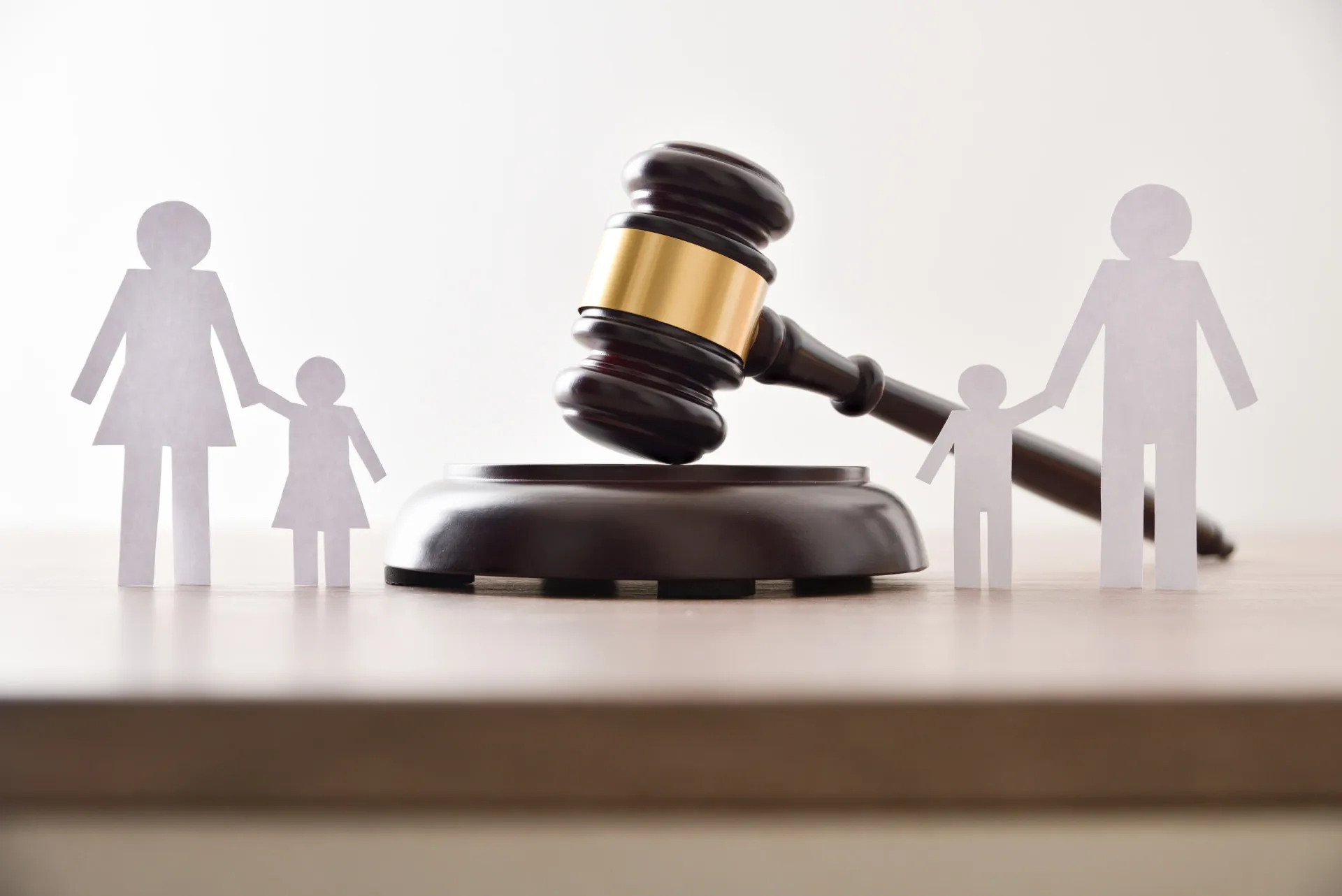 Alianças de casamento quebradas sobre um documento de divórcio.