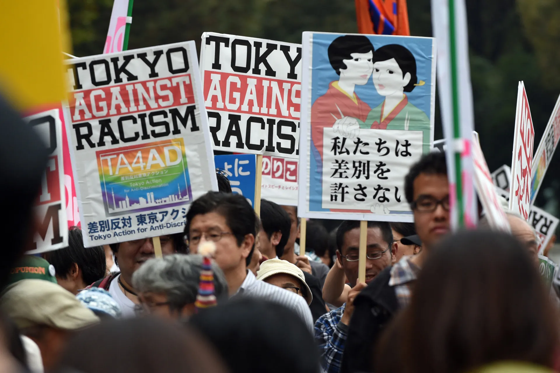 Protesto contra o racismo com pessoas segurando cartazes.