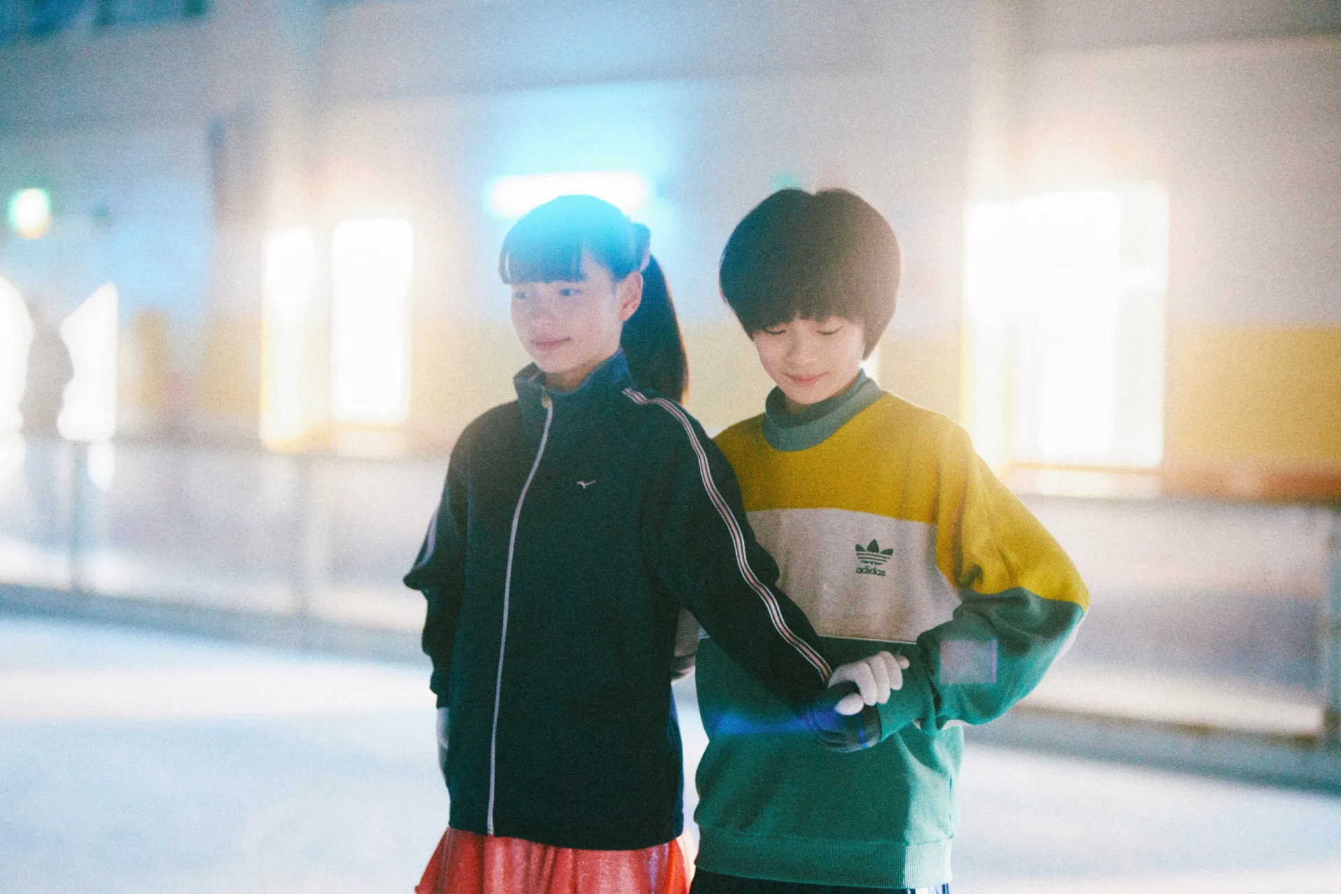 Dois jovens patinadores no gelo em uma cena do filme 'Sol de Inverno'.