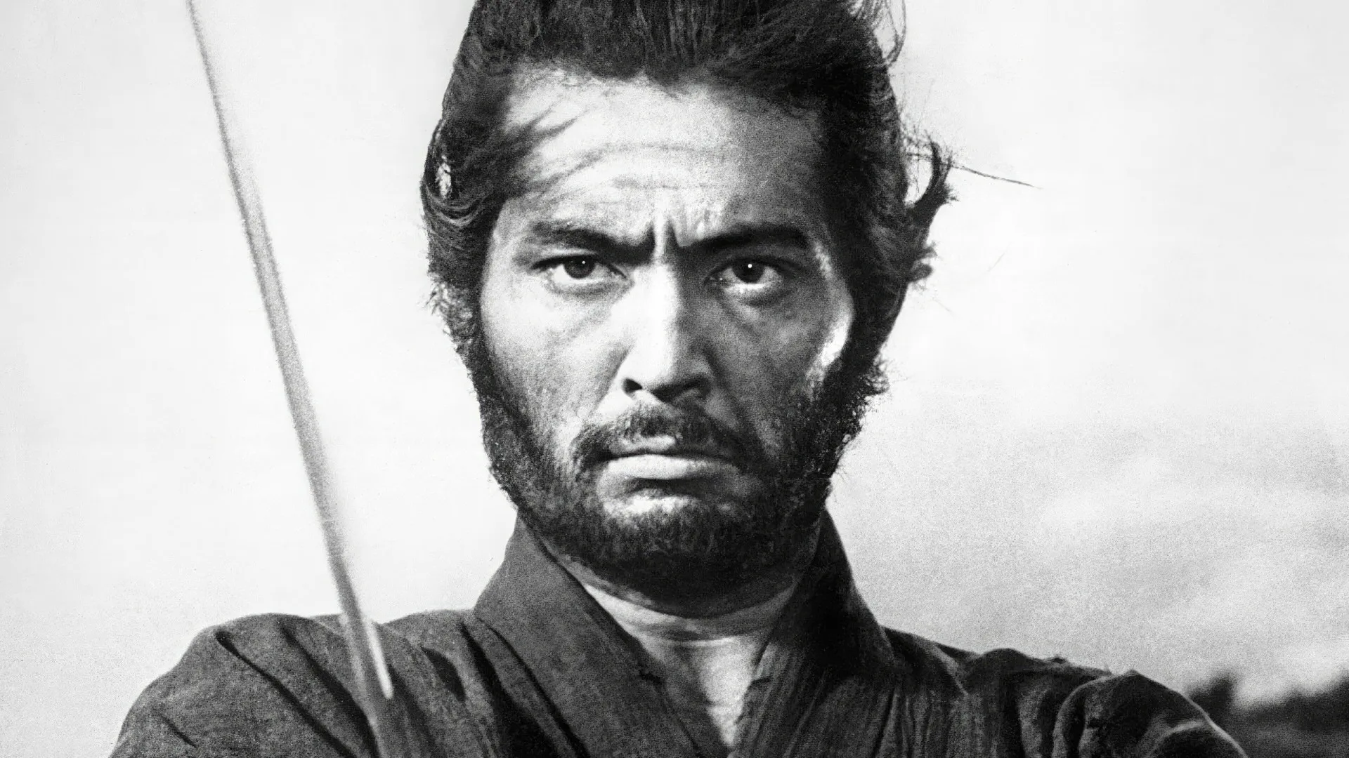 Um samurai em posição de combate no intenso filme 'Harakiri'.