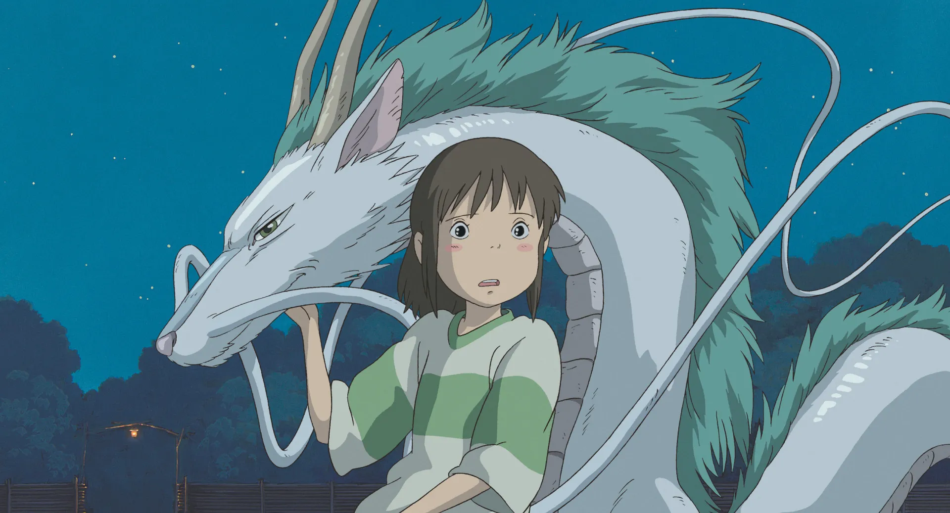 Chihiro olhando para a cidade dos espíritos no filme 'A Viagem de Chihiro'.