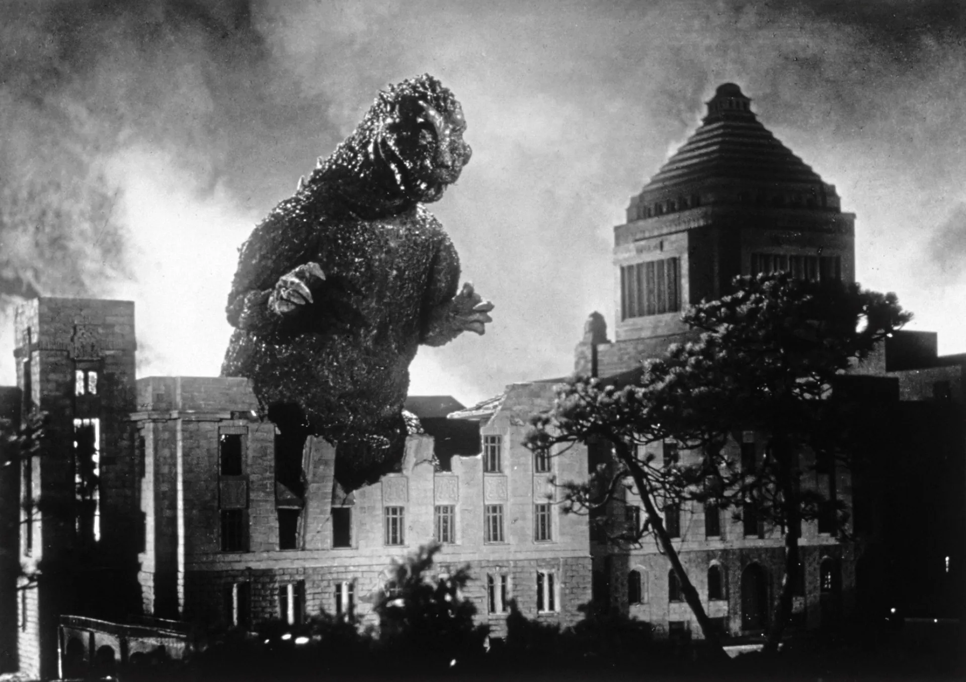 O icônico monstro Godzilla destruindo uma cidade no filme original de 1954.