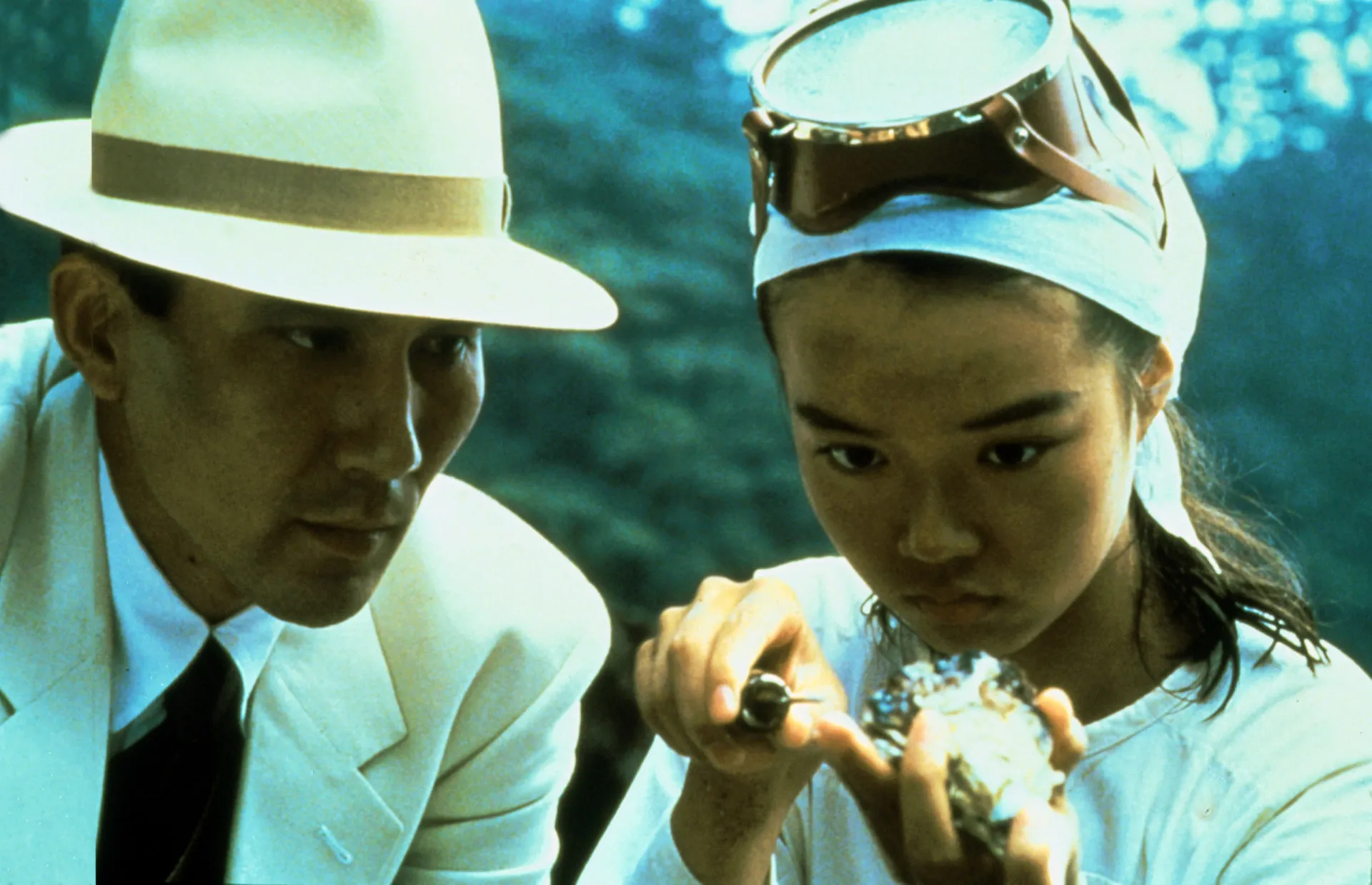 Personagens saboreando uma tigela de ramen no filme 'Tampopo'.