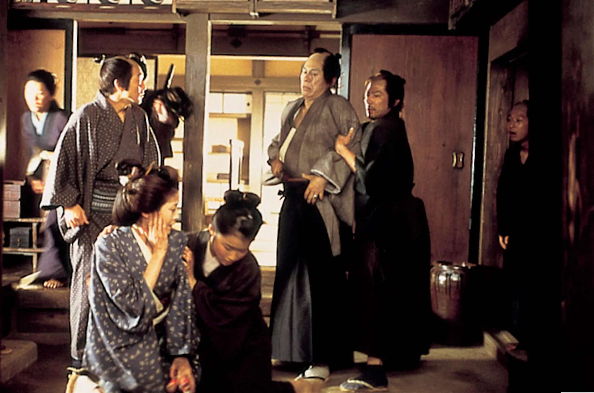 Um samurai em uma pose contemplativa no filme 'O Samurai do Entardecer'.