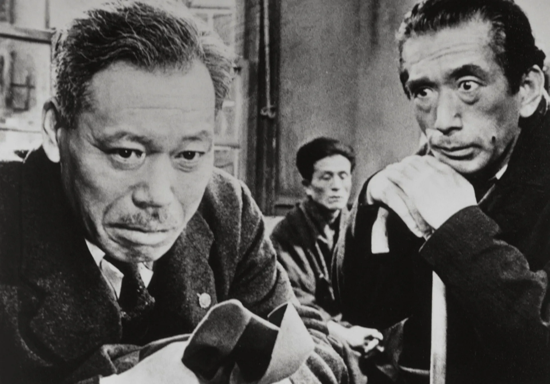 Protagonista de 'Ikiru' sentado em um balanço na neve, em uma cena icônica.