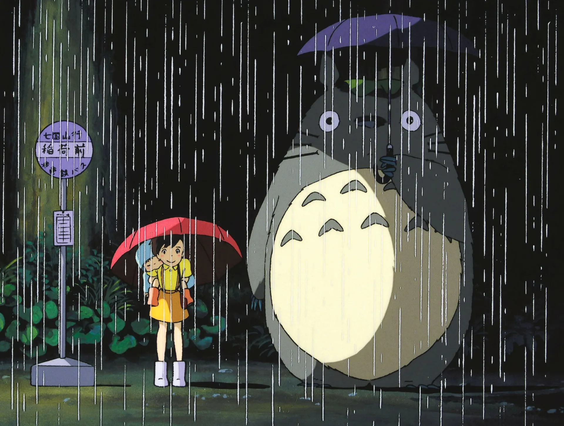 As irmãs Satsuki e Mei ao lado do adorável espírito da floresta, Totoro.