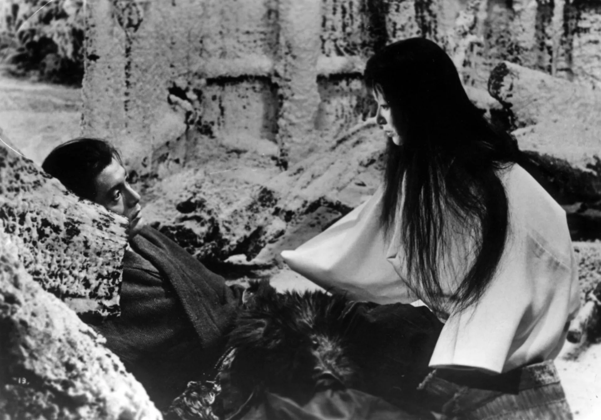 Uma figura fantasmagórica em uma cena do filme de terror 'Kwaidan'.