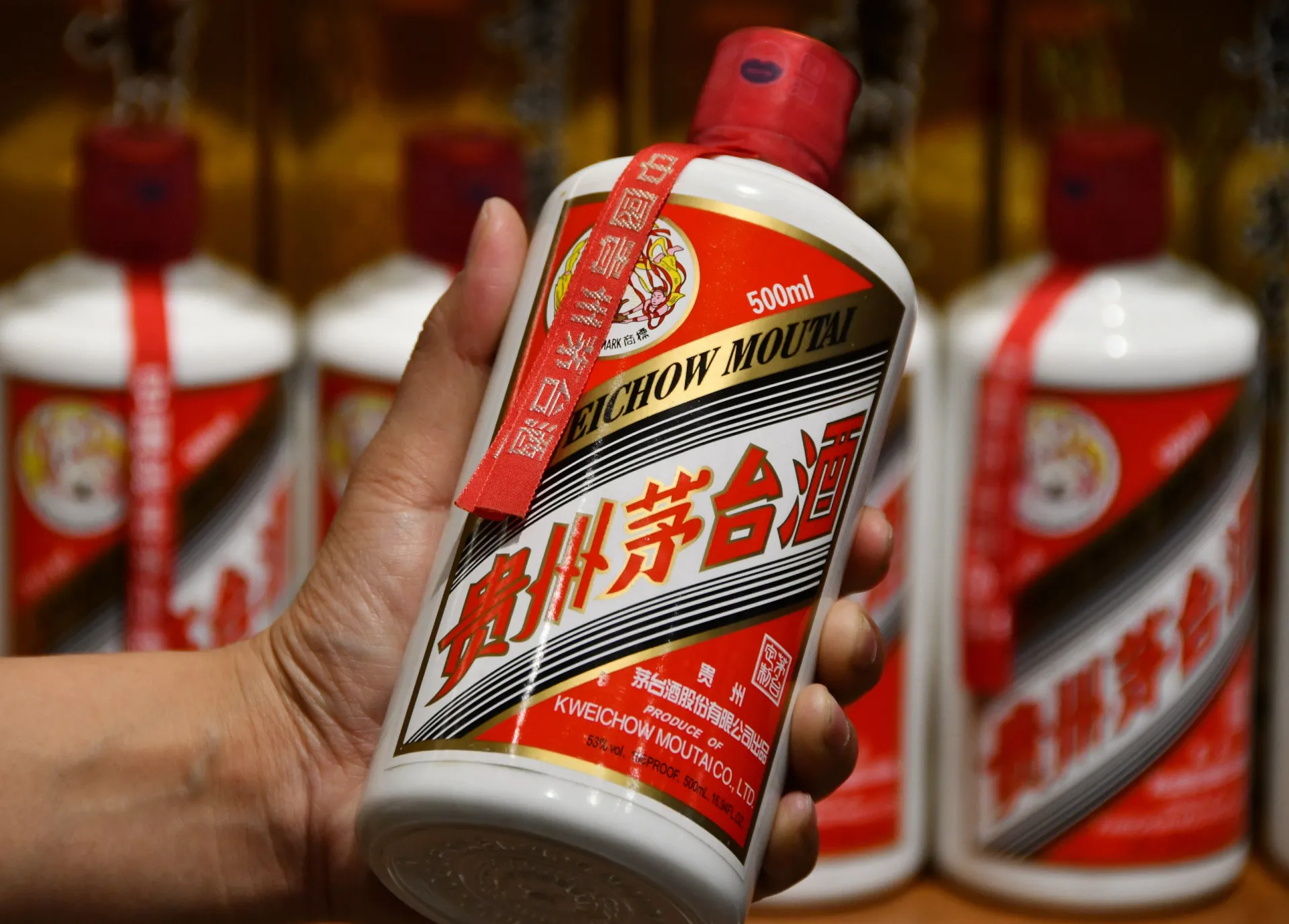 Garrafa elegante do licor chinês Moutai, exibida como um artigo de luxo.