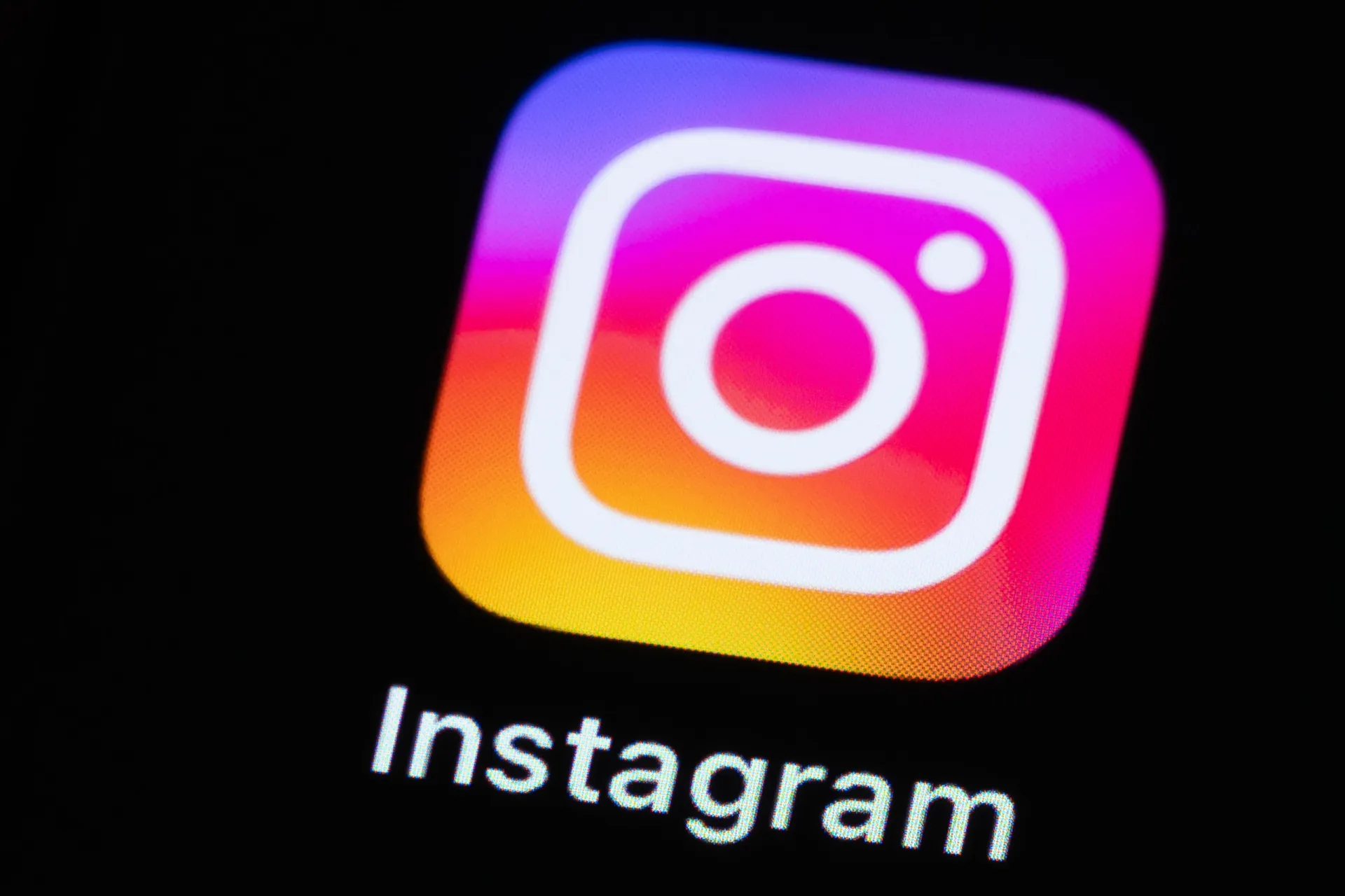 O logotipo gradiente do Instagram em uma tela de smartphone.