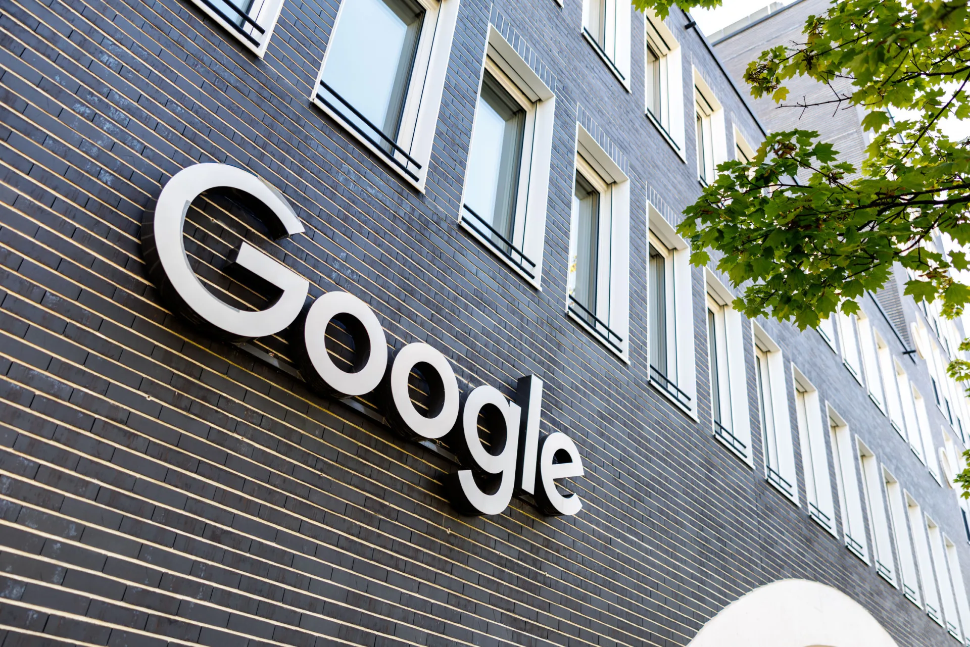 A página inicial do motor de busca Google em uma tela de computador.