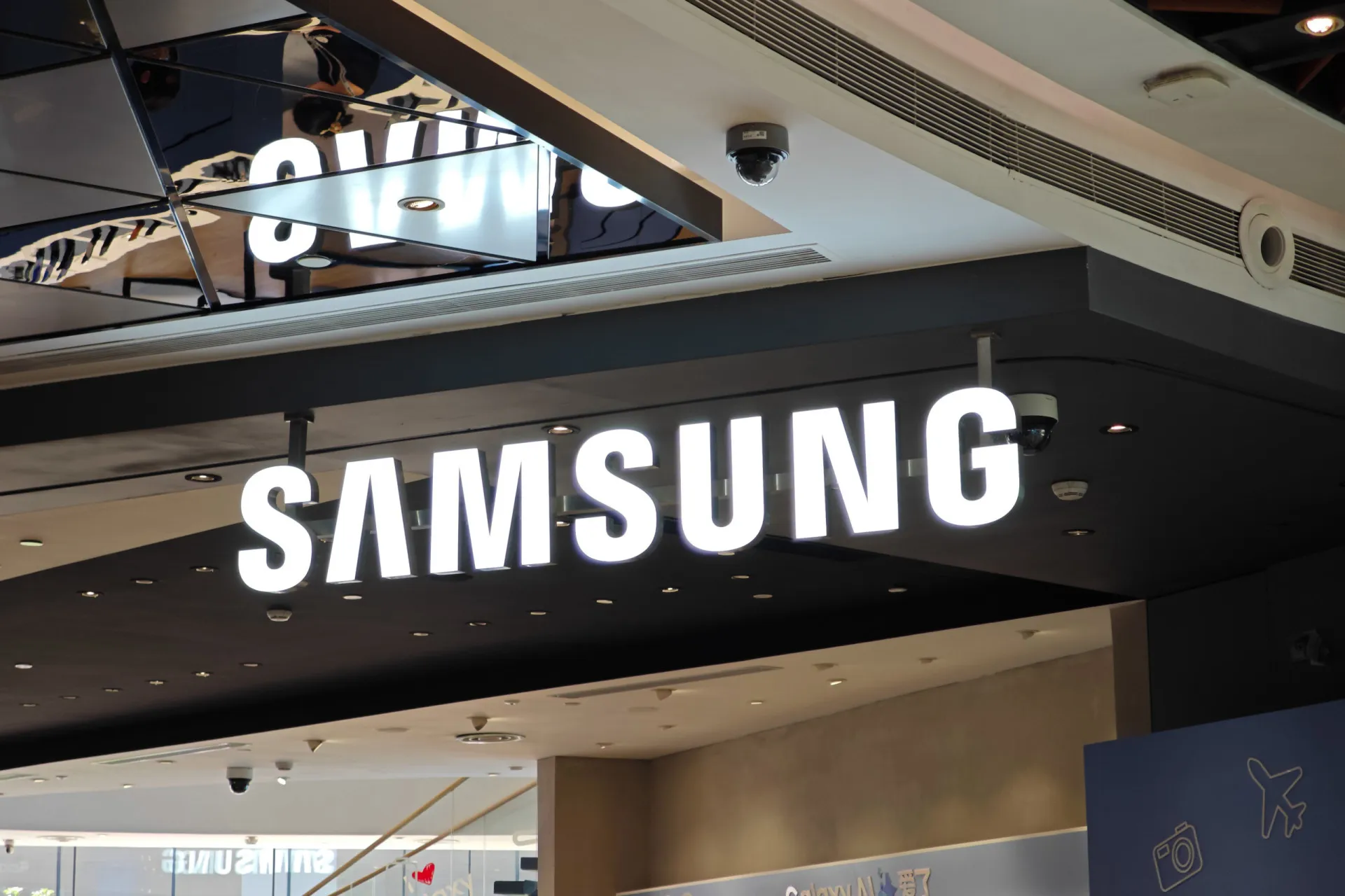 O logo azul da Samsung em um moderno smartphone da marca.