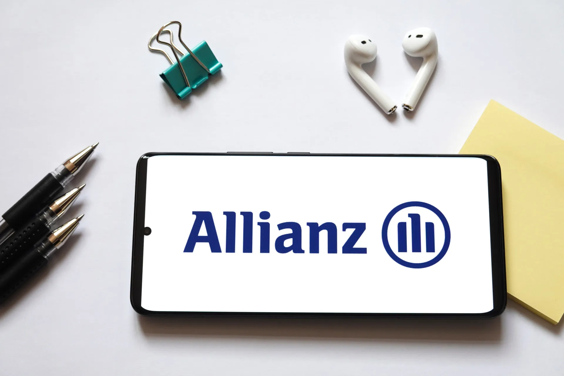 Fachada de um moderno prédio de escritórios com o logo do Allianz Group em destaque.