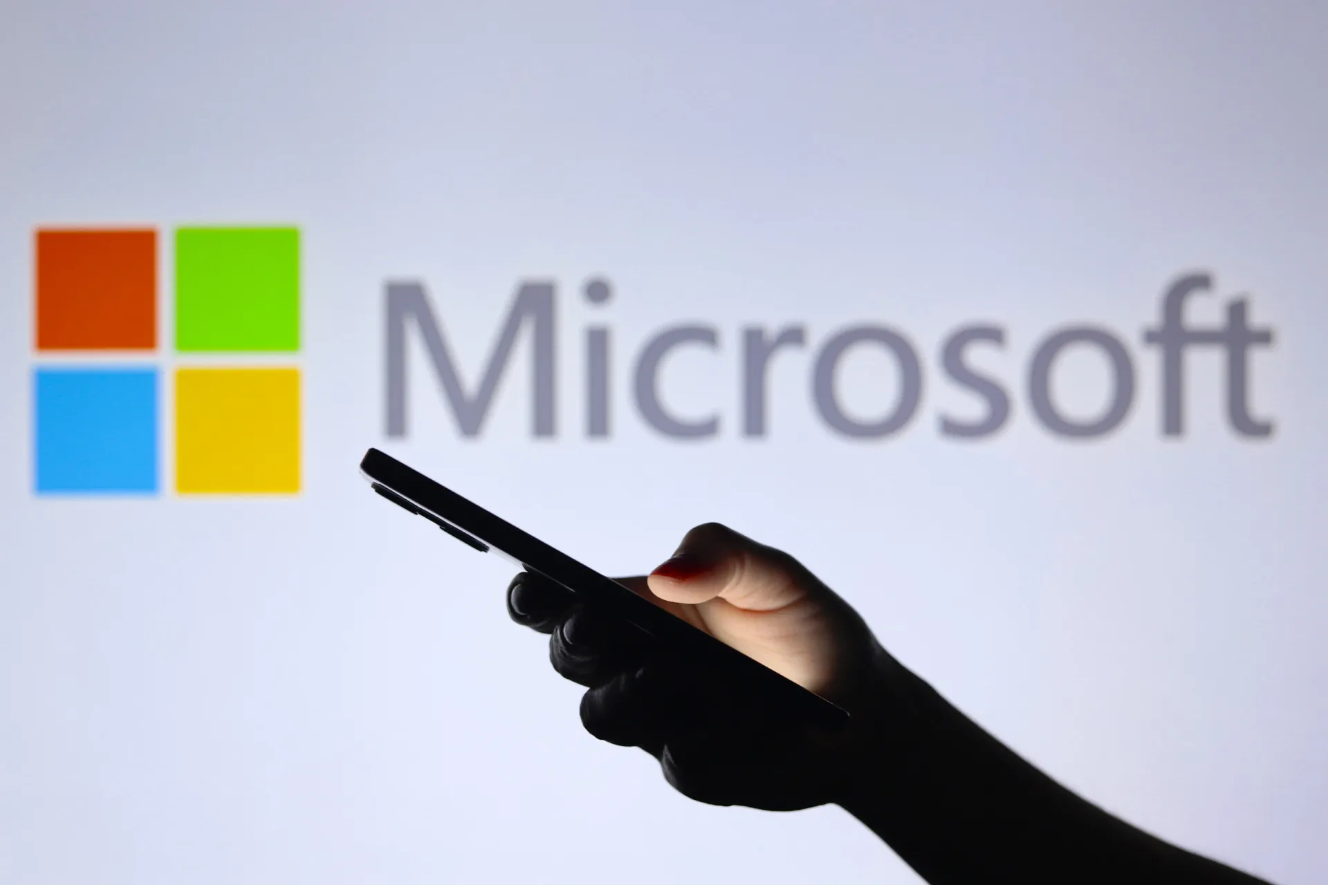 O logotipo colorido da Microsoft na fachada de um dos seus edifícios de escritórios.