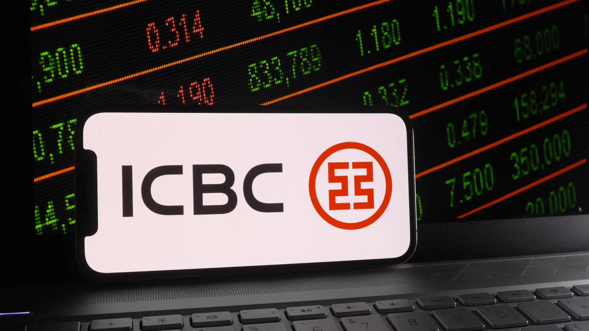 Fachada de um grande edifício do ICBC (Industrial and Commercial Bank of China).