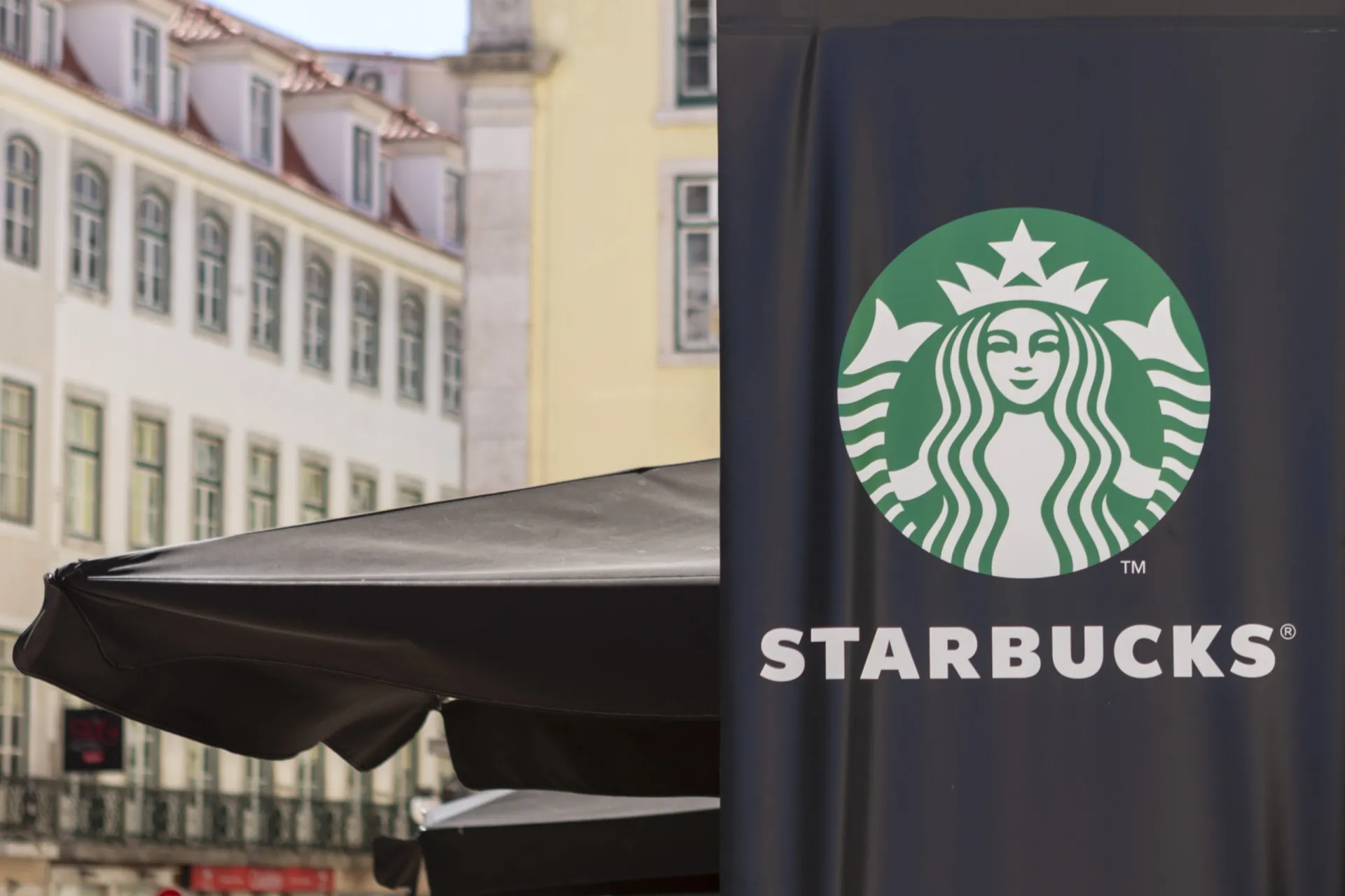 O icônico copo branco da Starbucks com o logotipo da sereia verde.