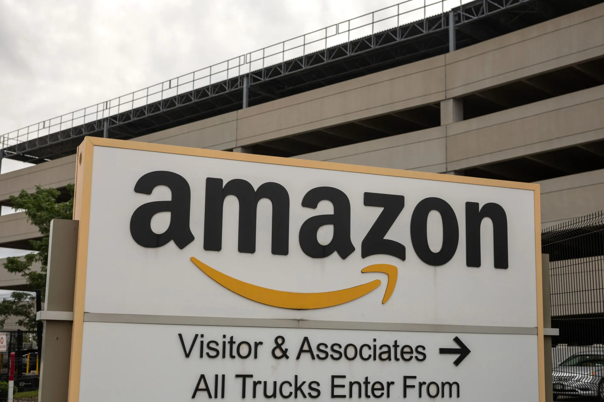 Uma caixa de papelão da Amazon com o característico sorriso do logotipo.