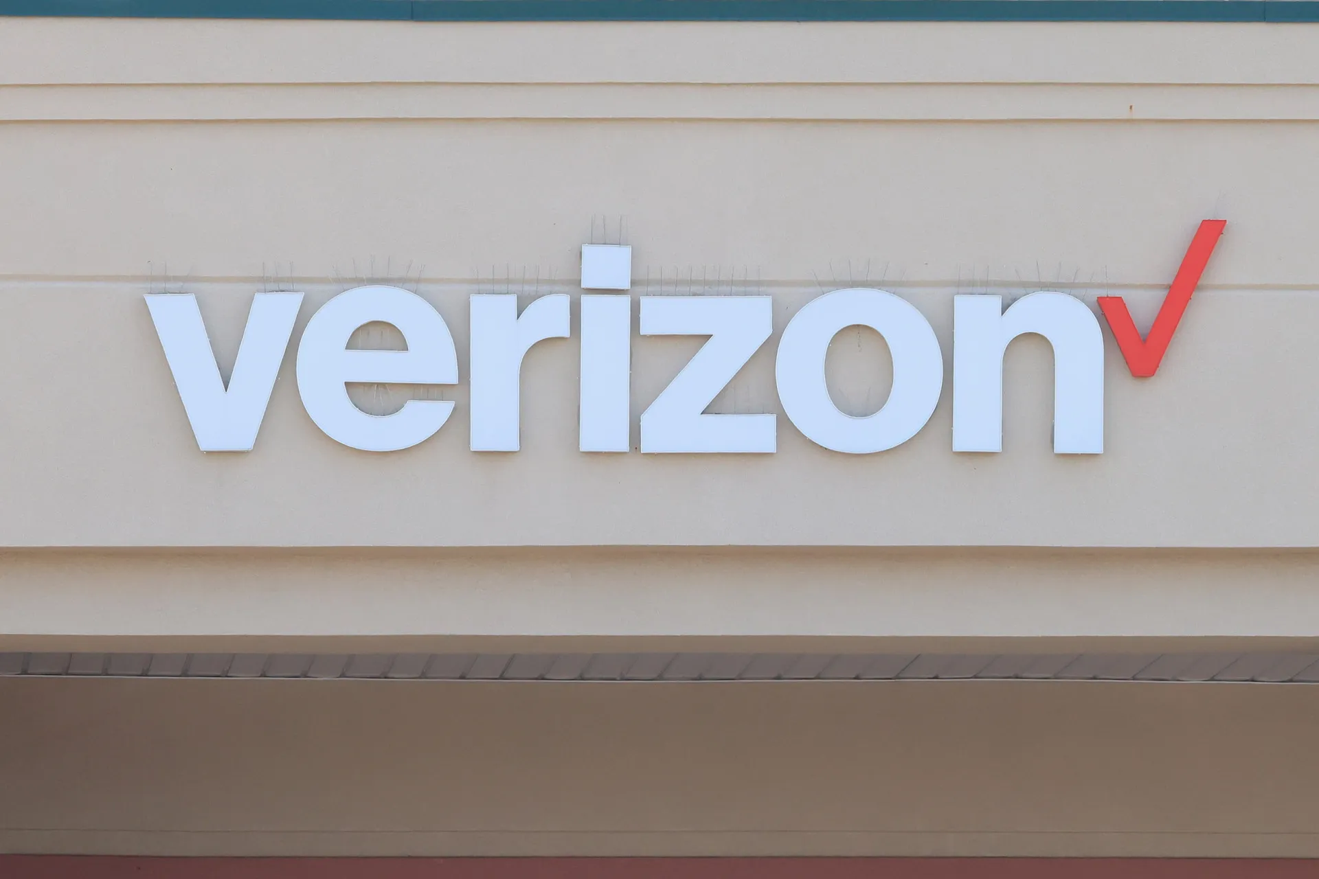 O logotipo vermelho da Verizon em um prédio de escritórios na cidade de Nova York.