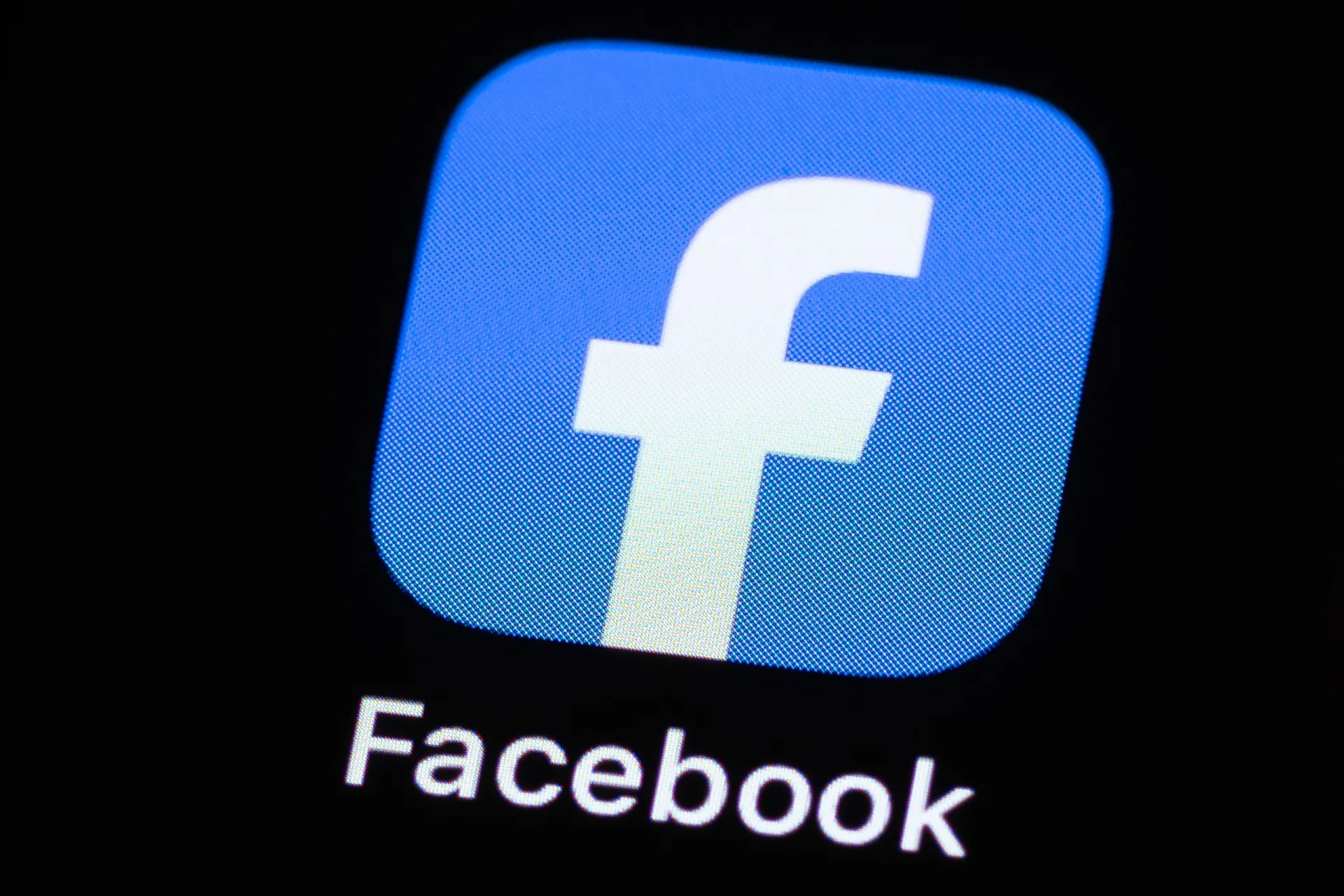 O logotipo do polegar 'curtir' do Facebook em uma tela de smartphone.