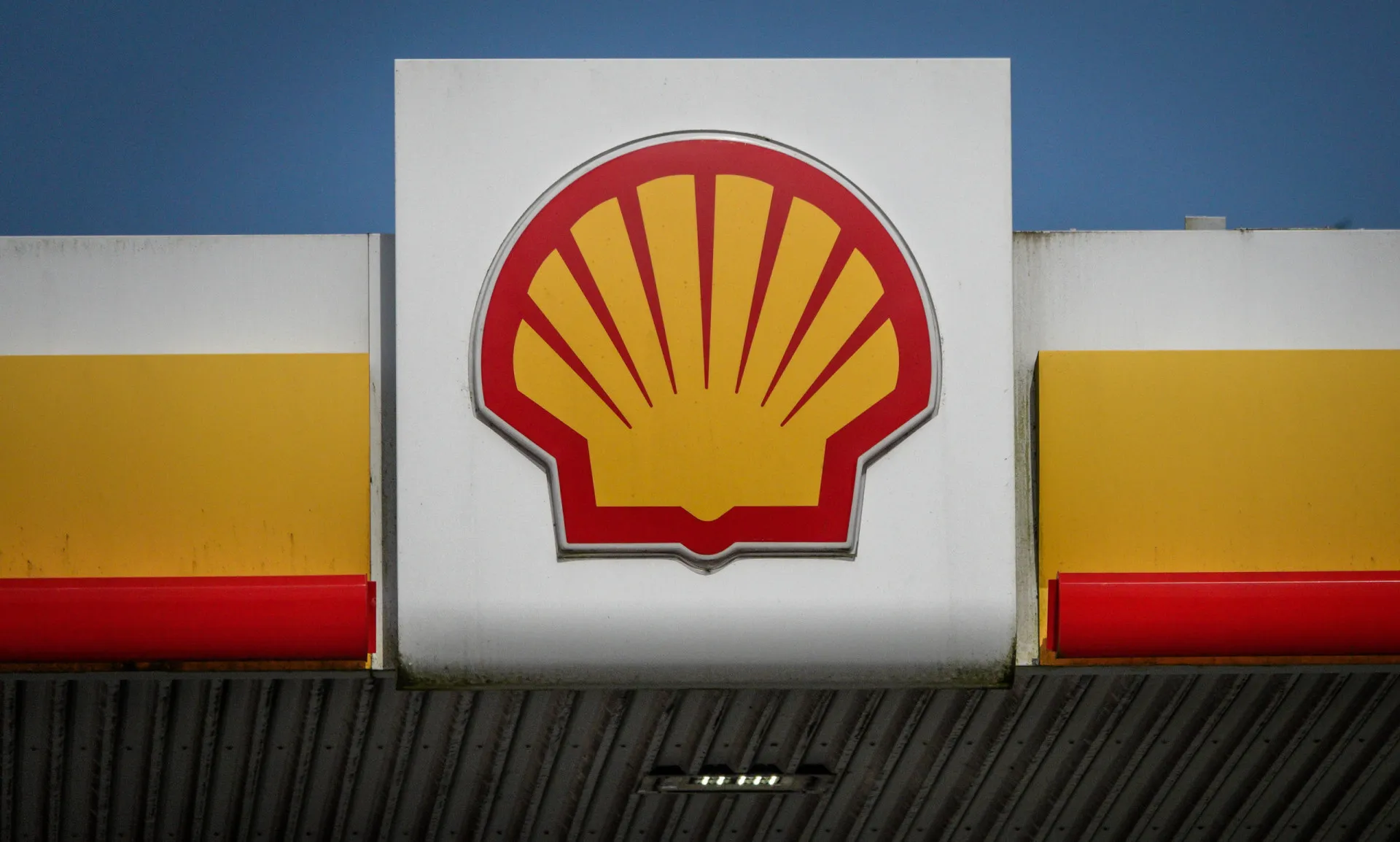O conhecido logotipo da concha da Shell em um posto de gasolina.
