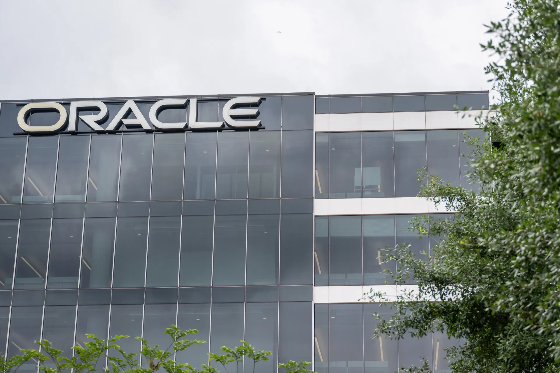 Logo da Oracle em um moderno campus de escritórios da empresa.