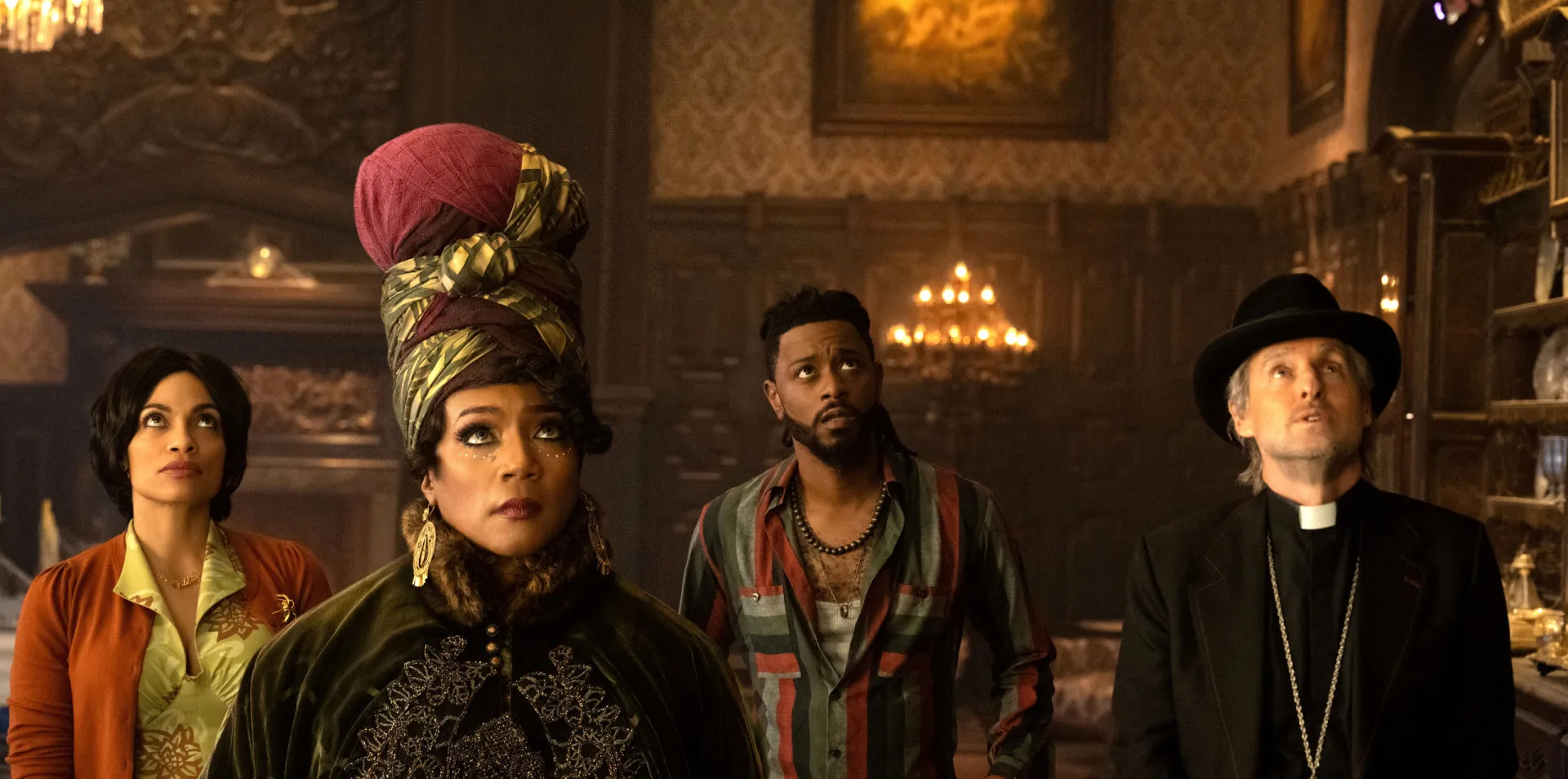 Uma cena assustadora dentro da 'Mansão Mal-Assombrada' do filme de 2023.
