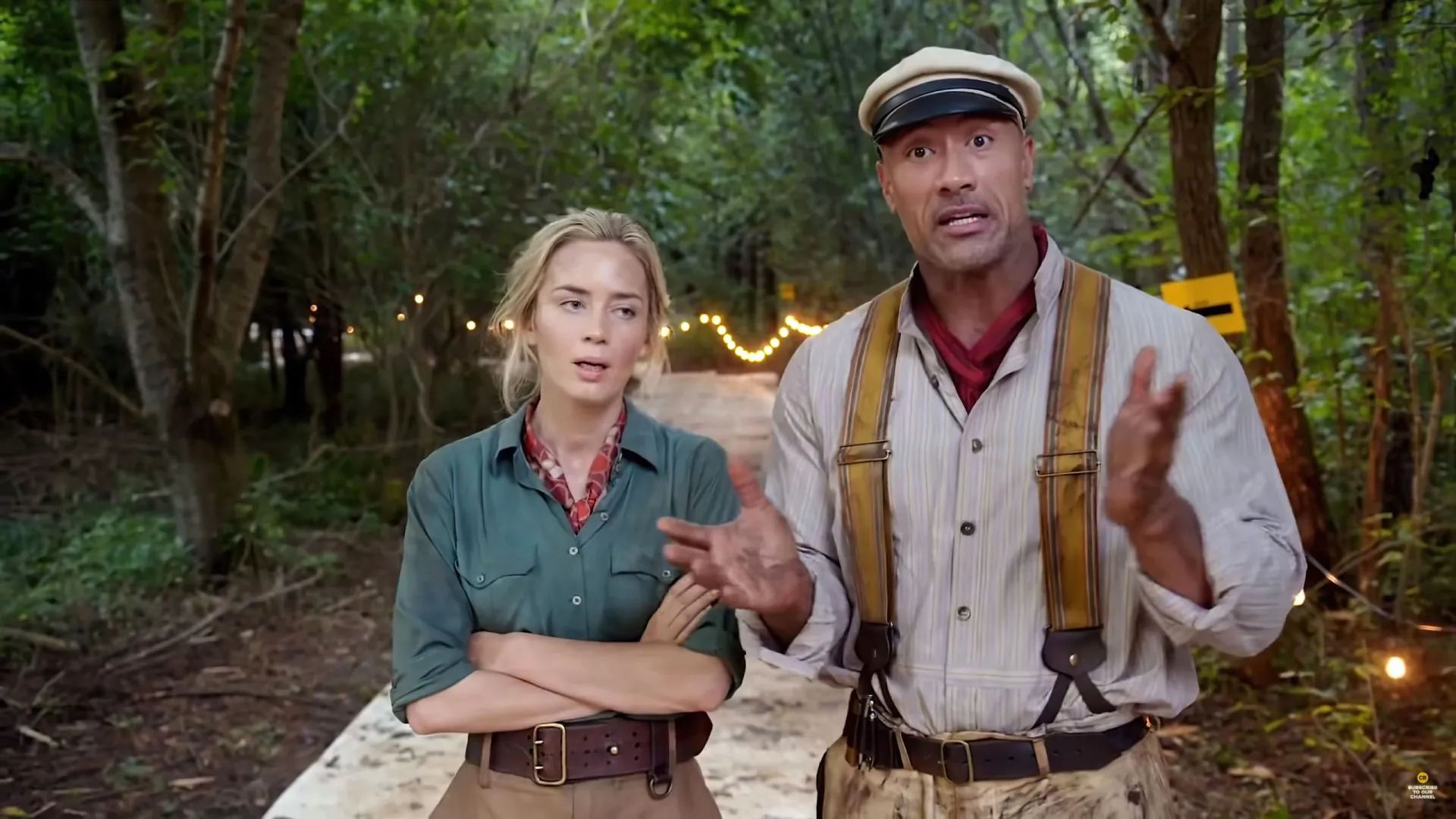 Cena de ação de 'Jungle Cruise' com um barco em um rio exótico.