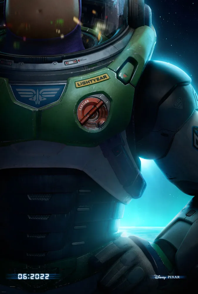 Buzz Lightyear em seu traje espacial no filme de animação 'Lightyear'.