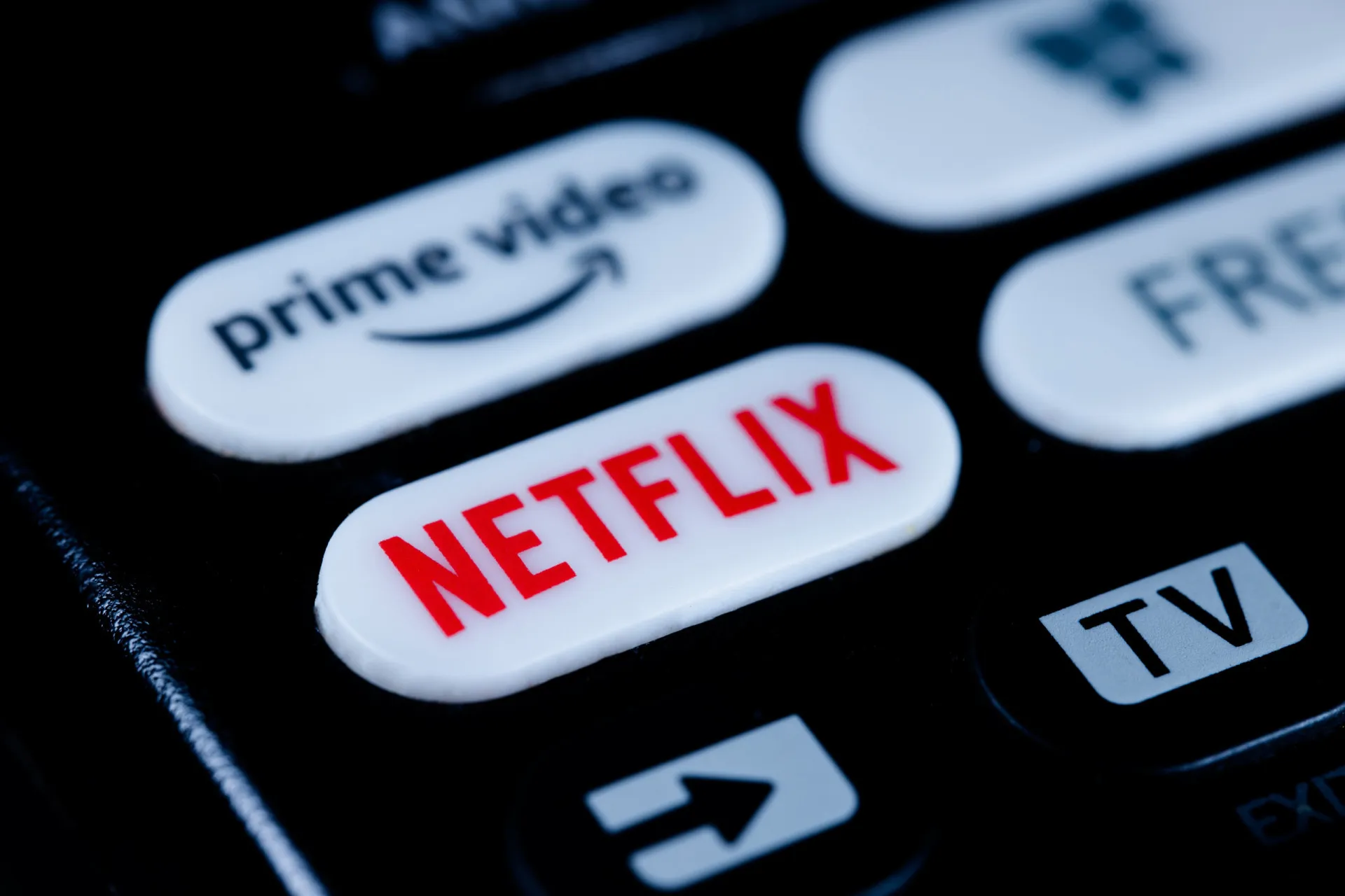 Logotipos de vários serviços de streaming, como Netflix, HBO Max e Amazon Prime, em uma tela.