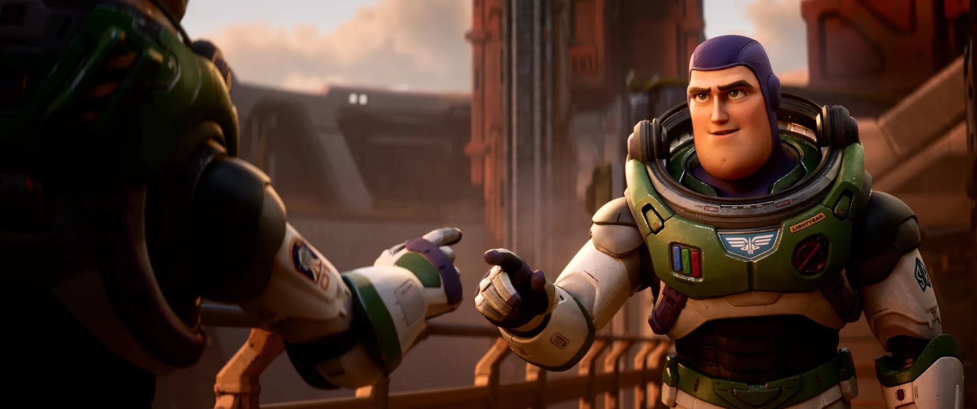 Cena de 'Lightyear' mostrando o personagem em uma missão espacial.