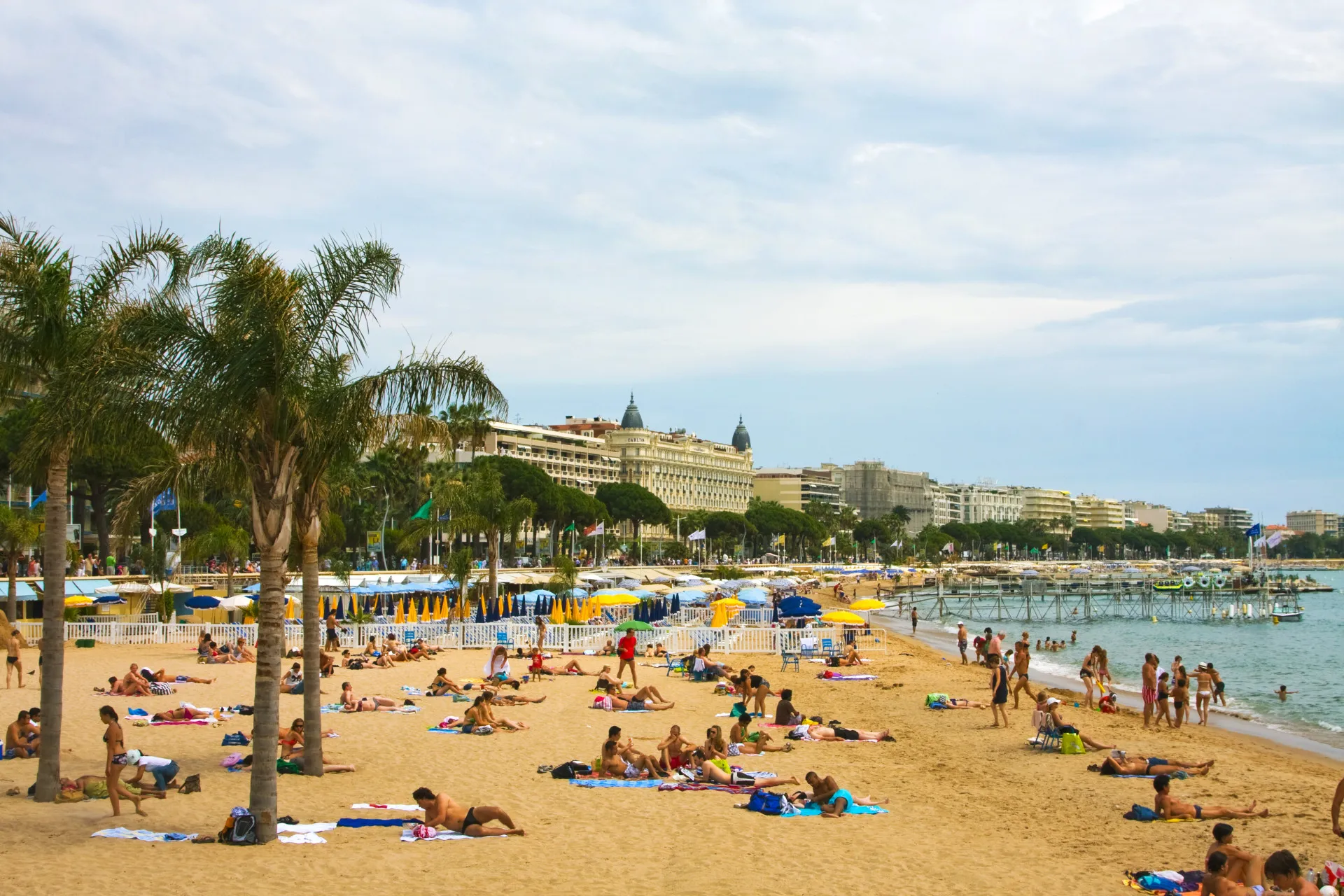 Prédios imponentes e hotéis de luxo que cercam a Promenade de la Croisette.
