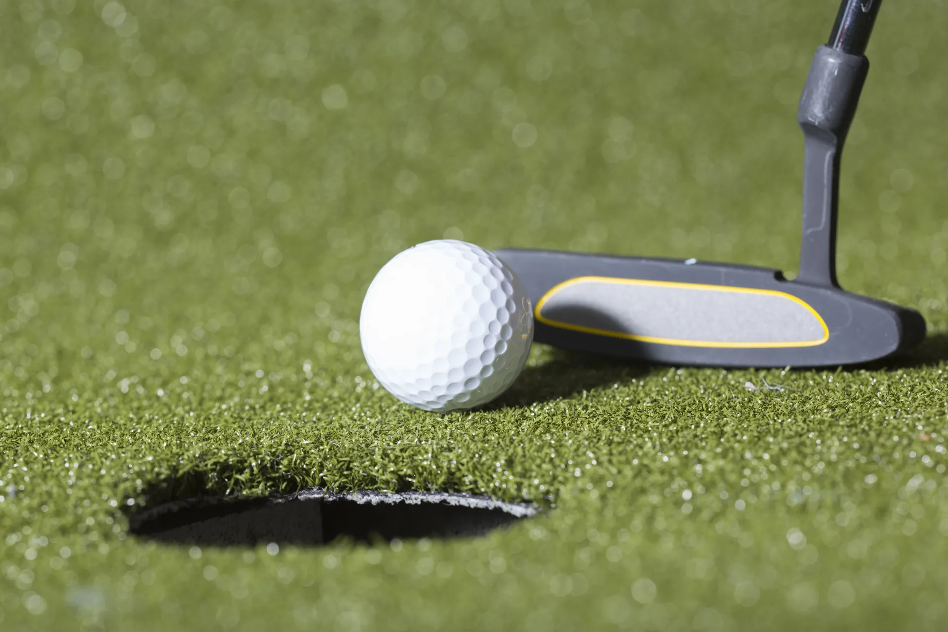 Campo de golfe verdejante e bem cuidado em Cannes.