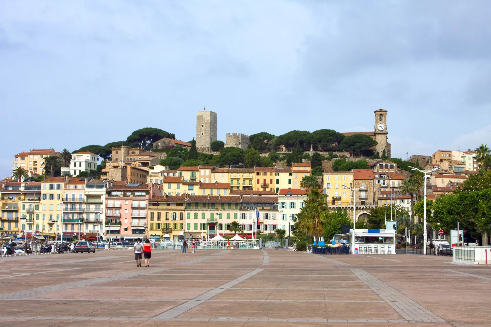 Ruelas estreitas e charmosas do bairro de Le Suquet, a parte antiga de Cannes.