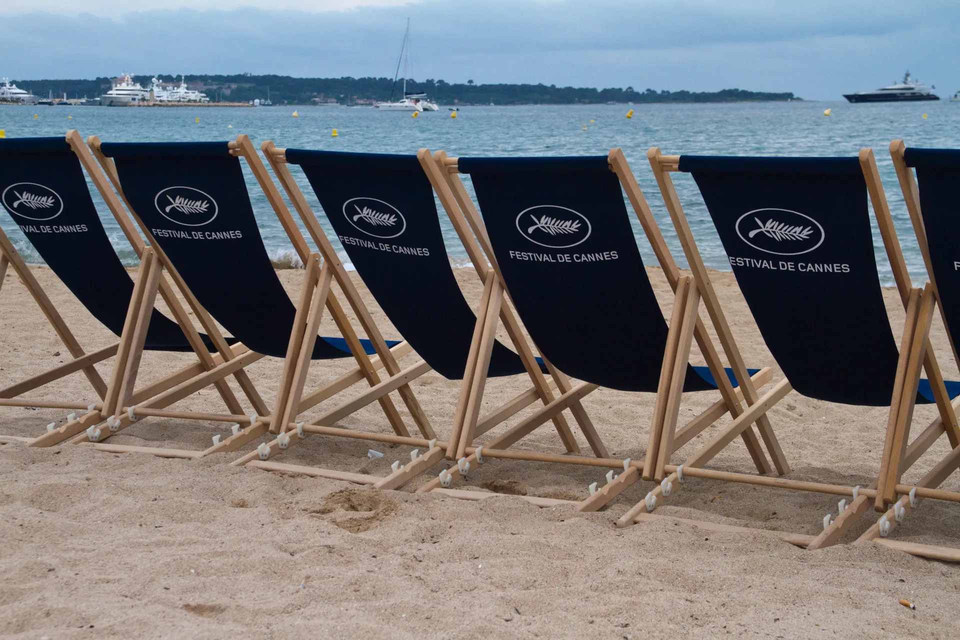 Multidão e fotógrafos na entrada do Festival de Cannes.