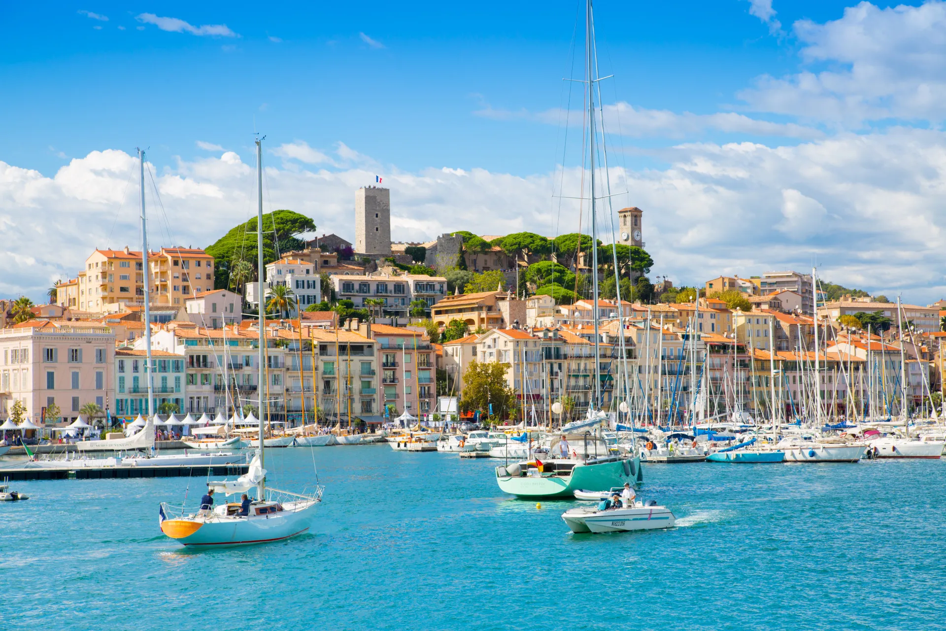 Barcos e iates navegando em direção às Ilhas Lérins, em frente a Cannes.